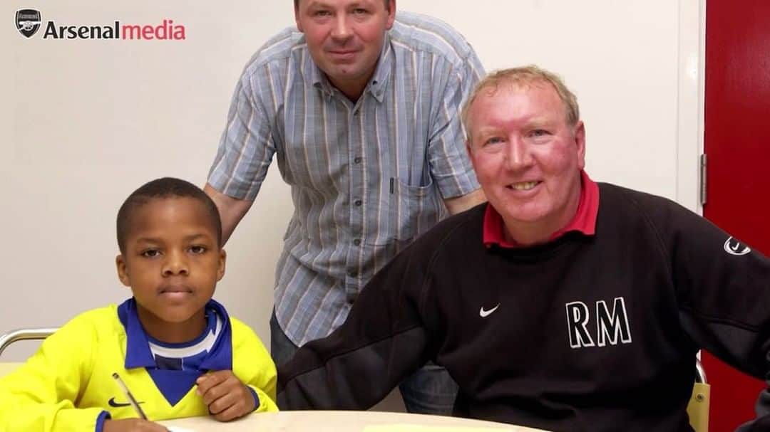 チュバ・アクポムのインスタグラム：「Wow. Leaving @arsenal after 16 years. From playing in the streets of Newham, I never in my wildest dreams thought I would have the honour of playing for Arsenal. I want to say a massive thank you to everyone associated with this club, especially you amazing fans who have always supported me. Excited for this next chapter in my career. Let’s go!  Once a Gunner, always a Gunner 💪🏾 Arsenal forever 🔴⚪️ Thank you ❤️ Ak」