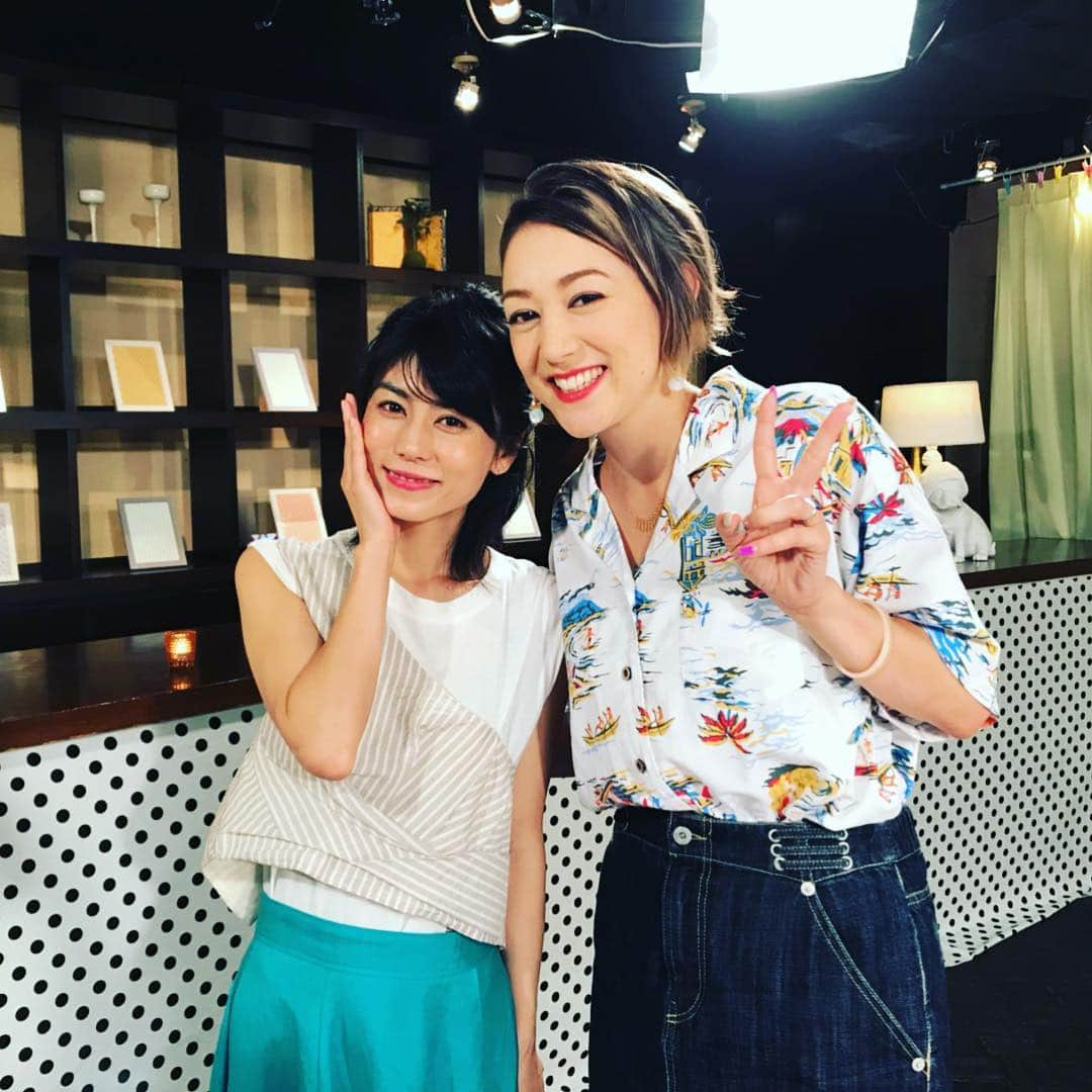 芳野友美さんのインスタグラム写真 - (芳野友美Instagram)「先日告知した、AbemaTVの「Wの悲喜劇」放送がいよいよ明日となりました！！ 写真はMCのSHELLYさんと😍ステキな方でした✨ あまり話す機会が無い昔の事とか、いっぱい語ってきました！  8月4日(土)23時〜24時 AbemaNewsチャンネルにて！ まず、準備として、AbemaTVアプリ(無料)をダウンロードしましょう♪  絶対観て下さーい☆  #abematv #アベマtv #wの悲喜劇 #abemanewsチャンネル #shelly」8月3日 17時44分 - yumi_yoshino_1980