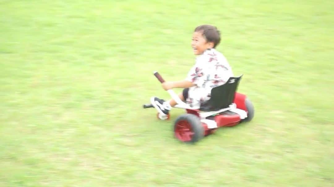 かなのインスタグラム：「． これめっちゃ楽しいね🤣👌🏻💕 ． ミニセグウェイって言うのかな⁇☺️ 🛴 @kintone_official ✨ ． 子供たちはまだ体重が軽いから3輪のギアを付けてマリオカート風に🤩🚗 ． 乗ってみると体感スピードが速くて本当面白いの🤣💕 バランス感覚ない私はまだ立って乗れないから練習しよ🤫 @kintone_official では8月末までインスタキャンペーンをやってるみたい💕 みんな夏休み我が家に乗りに来てー😆‼️ ． ． #Kintone#バランススクーター#楽しいを乗りこなす#ミニセグウェイ#公園#夏休み」
