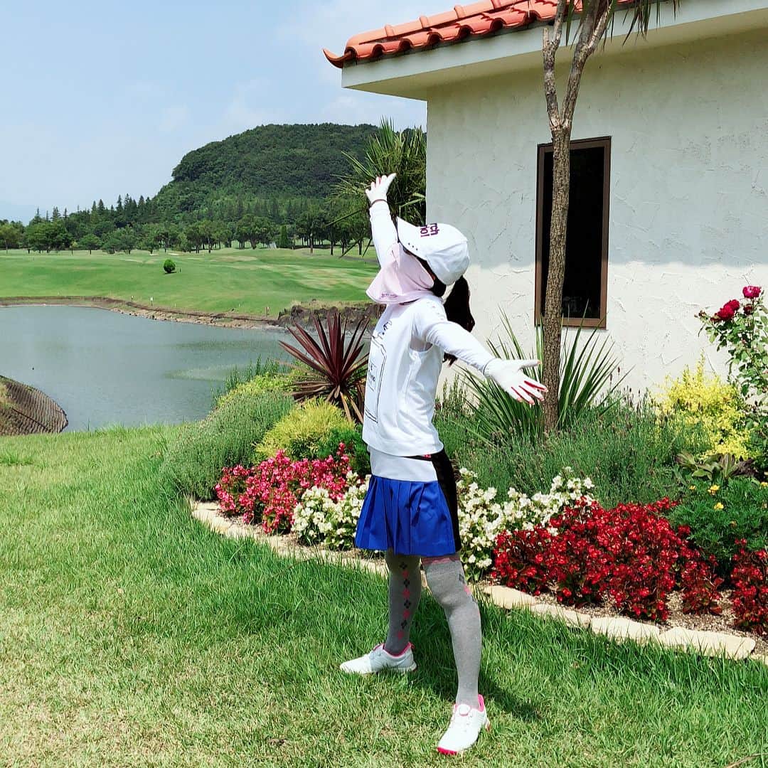 宮崎宣子さんのインスタグラム写真 - (宮崎宣子Instagram)「今日のウェアは、前から後ろから横からのデザインが全然違うんですよー🏌️‍♀️ そして、傘を差すだけで、 一気に涼しくなる扇風機付き傘❗️ これで暑さ対策バッチリ👌  #golffashion #golfwear #archivio #golfgirl #ゴルフ好き #golflife #ゴルフ女子 #ゴルフファッション #ゴルフウェア #アルチビオ #宮﨑宣子」8月3日 18時40分 - miyazaki_nobuko