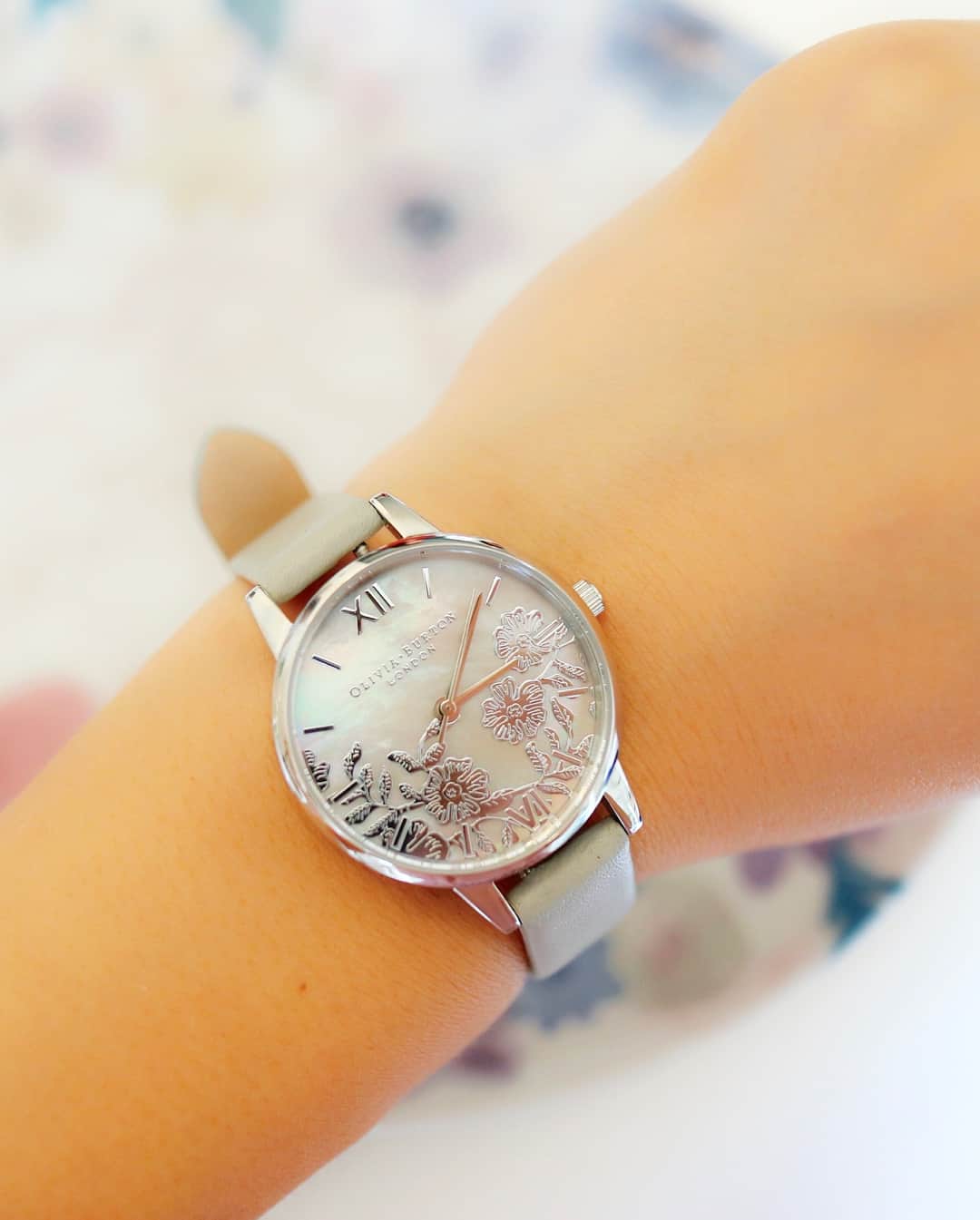 水野佐彩さんのインスタグラム写真 - (水野佐彩Instagram)「・ New Watch⌚️💕 ロンドン発の腕時計ブランド OLIVIA BURTONのMother of Pearl🐚✨ オーロラみたいにかがやくシェルの文字盤が とっても可愛くてお気に入り😊💕 新作コレクションお披露目パーティーでは ポーセラーツのワークショップを楽しみました🍽🌼 出来上がったお皿が届くのが楽しみ🤗 #オリビアバートン #腕時計 #hmswatchstore#OLIVIABURTON #シェル #フラワーウォッチ #ポーセラーツ #マザーオブパール」8月3日 18時39分 - saaya_mizuno