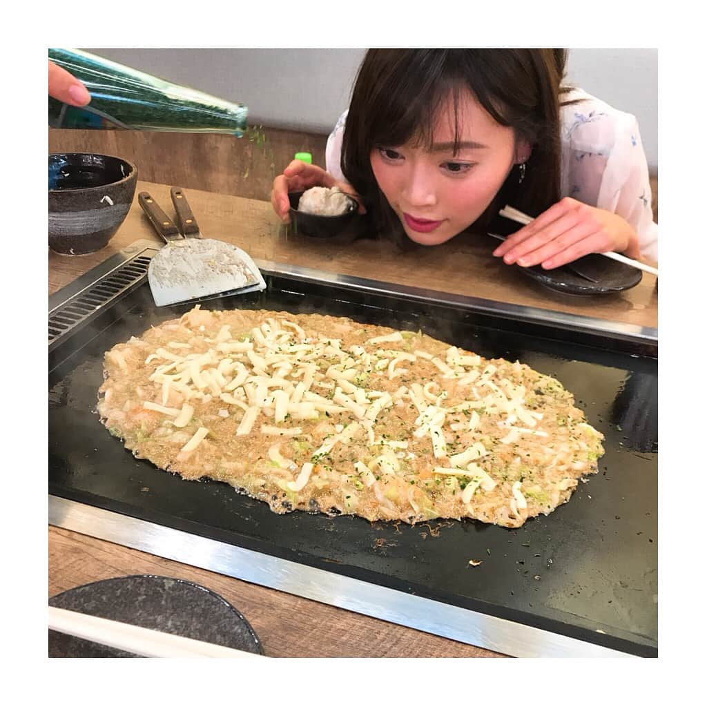 松本圭世さんのインスタグラム写真 - (松本圭世Instagram)「. 先日のなつを&まつかよ 東京食い倒れツアー全貌🚃☀️ . 昼過ぎに #築地 に集合して #カキ小屋築地食堂 で生牡蠣の桶盛り♡ . 築地滞在時間30分（笑）で #浅草 へ移動して #浅草もんじゃ ♡ からの #生ホッピー を飲みに #鈴芳 へ！ 初めて飲んだ〜。おいしい(*´∀｀*) ちなみにここでも牛すじ煮込みやららっきょやら食べている。 . そのあとは ゲームセンターで #太鼓の達人 して  #ゴンチャ でタピオカ飲んで休憩して 歌いたくなったから #カラオケ して… . 最終的には #新橋 に流れて 2軒はしごで 合計5軒の #はしご酒 を堪能♡ 遊びすぎたー！笑 . #夏なのにどんどん太る #なぜなら #食べてる量が尋常じゃない そして #飲んでる量も尋常じゃない #🐽 #ほろ酔い むしろ #泥酔 #次は金沢へ行きたい #韓国も行きたい #ハワイも行きたい #グルメ #女子アナ #フリーアナウンサー #instagood #happy #最後の動画の自分が絶妙にダサくてジワる」8月3日 18時57分 - matsukayo0806