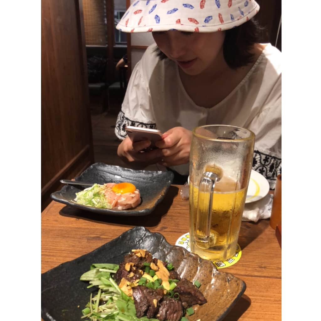 松本圭世さんのインスタグラム写真 - (松本圭世Instagram)「. 先日のなつを&まつかよ 東京食い倒れツアー全貌🚃☀️ . 昼過ぎに #築地 に集合して #カキ小屋築地食堂 で生牡蠣の桶盛り♡ . 築地滞在時間30分（笑）で #浅草 へ移動して #浅草もんじゃ ♡ からの #生ホッピー を飲みに #鈴芳 へ！ 初めて飲んだ〜。おいしい(*´∀｀*) ちなみにここでも牛すじ煮込みやららっきょやら食べている。 . そのあとは ゲームセンターで #太鼓の達人 して  #ゴンチャ でタピオカ飲んで休憩して 歌いたくなったから #カラオケ して… . 最終的には #新橋 に流れて 2軒はしごで 合計5軒の #はしご酒 を堪能♡ 遊びすぎたー！笑 . #夏なのにどんどん太る #なぜなら #食べてる量が尋常じゃない そして #飲んでる量も尋常じゃない #🐽 #ほろ酔い むしろ #泥酔 #次は金沢へ行きたい #韓国も行きたい #ハワイも行きたい #グルメ #女子アナ #フリーアナウンサー #instagood #happy #最後の動画の自分が絶妙にダサくてジワる」8月3日 18時57分 - matsukayo0806