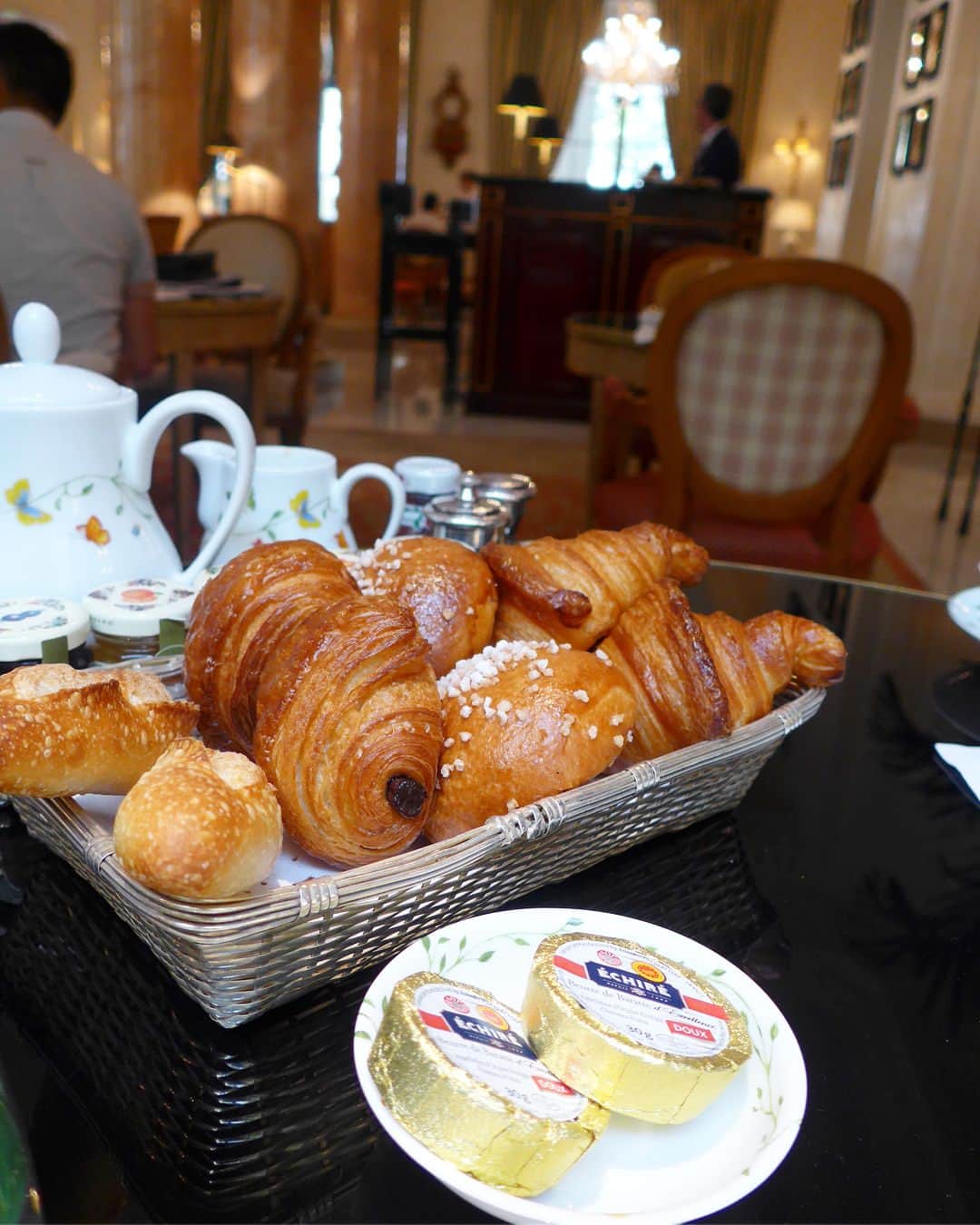 田中麻衣さんのインスタグラム写真 - (田中麻衣Instagram)「Epicureにて朝食。 史上最強クロワッサン😻🥐 . 雰囲気も味も、なにもかもが最高！ . #lebristolparis #パリ旅行 #paris🇫🇷 #paris #epicure #フランス旅行 #🇫🇷 #エピキュール #朝食 #ルブリストルパリ #breakfast #クロワッサン #フレンチトースト」8月3日 20時55分 - maitanaka1217