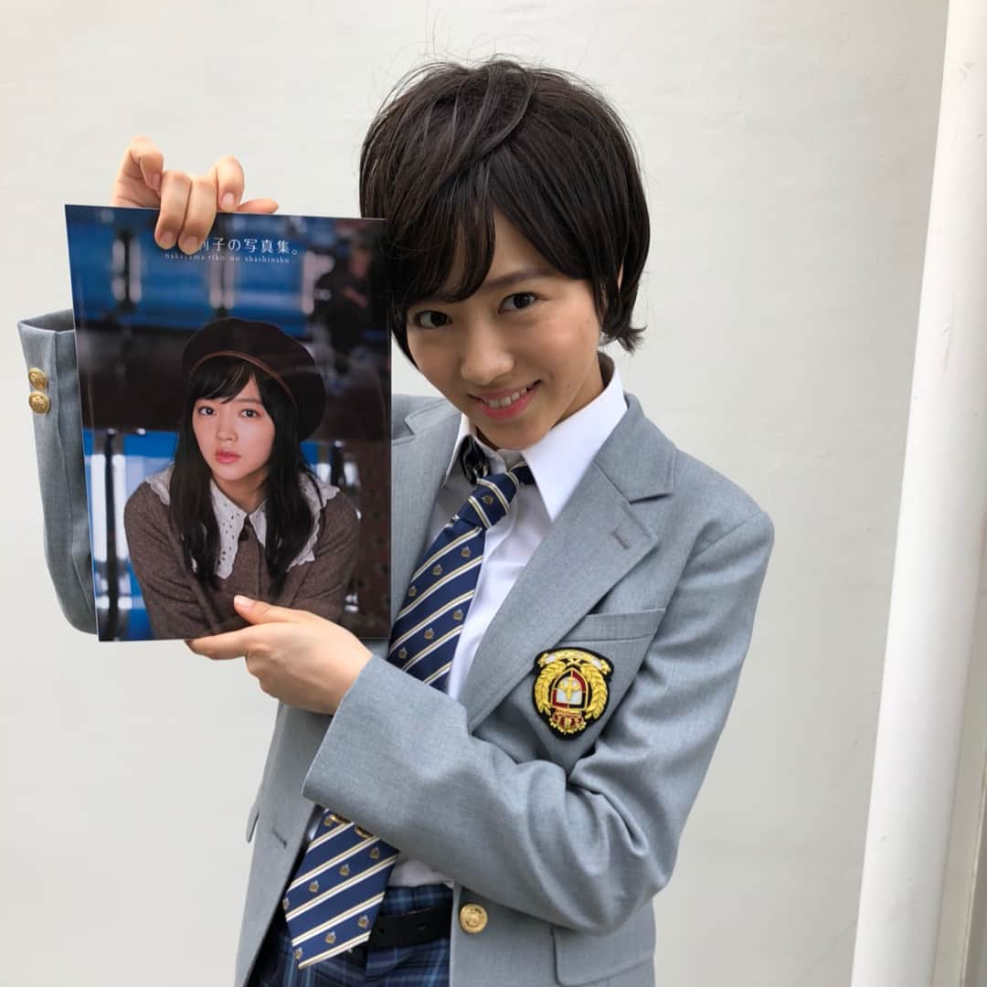 中山莉子さんのインスタグラム写真 - (中山莉子Instagram)「→ ㅤㅤㅤ Ebi Collection  vol.54 発売中です！ㅤㅤㅤ ㅤㅤㅤ 今回は安本彩花ちゃんのイケ本になりましたよㅤㅤㅤ 男子高校生👨‍🎓イケメン仕草できたかな？ㅤㅤㅤ みてねーー！ㅤㅤㅤ ㅤㅤㅤ #私立恵比寿中学#エビ中#イケ山が中山莉子の写真集宣伝してるㅤㅤㅤ」8月3日 21時22分 - nakayama_riko_official