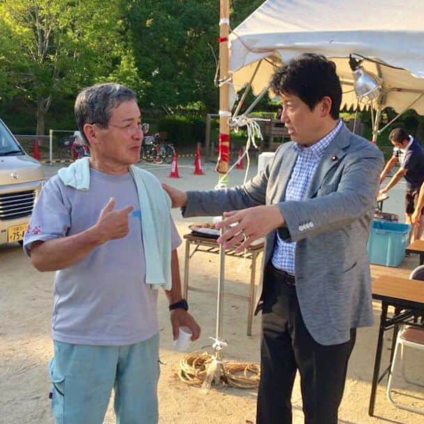 足立康史さんのインスタグラム写真 - (足立康史Instagram)「今夜は、池田市は渋谷公園で開催の上渋谷盆踊り大会の役員の皆様にご挨拶を申し上げるとともに、茨木市は水尾小学校区夏まつり大会にうかがい、堀三郎会長はじめ役員の皆様に御礼を申し上げ、地域の皆様とご一緒に夏祭りを楽しみました。  大阪北部地震や７月豪雨で被災された方々も含めて、元気に集い合うことができました。ありがとうございました！」8月3日 21時29分 - adachiyasushi