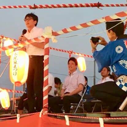 足立康史さんのインスタグラム写真 - (足立康史Instagram)「今夜は、池田市は渋谷公園で開催の上渋谷盆踊り大会の役員の皆様にご挨拶を申し上げるとともに、茨木市は水尾小学校区夏まつり大会にうかがい、堀三郎会長はじめ役員の皆様に御礼を申し上げ、地域の皆様とご一緒に夏祭りを楽しみました。  大阪北部地震や７月豪雨で被災された方々も含めて、元気に集い合うことができました。ありがとうございました！」8月3日 21時29分 - adachiyasushi