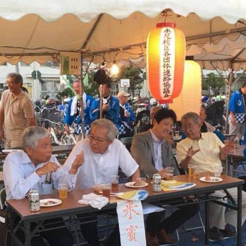 足立康史さんのインスタグラム写真 - (足立康史Instagram)「今夜は、池田市は渋谷公園で開催の上渋谷盆踊り大会の役員の皆様にご挨拶を申し上げるとともに、茨木市は水尾小学校区夏まつり大会にうかがい、堀三郎会長はじめ役員の皆様に御礼を申し上げ、地域の皆様とご一緒に夏祭りを楽しみました。  大阪北部地震や７月豪雨で被災された方々も含めて、元気に集い合うことができました。ありがとうございました！」8月3日 21時29分 - adachiyasushi
