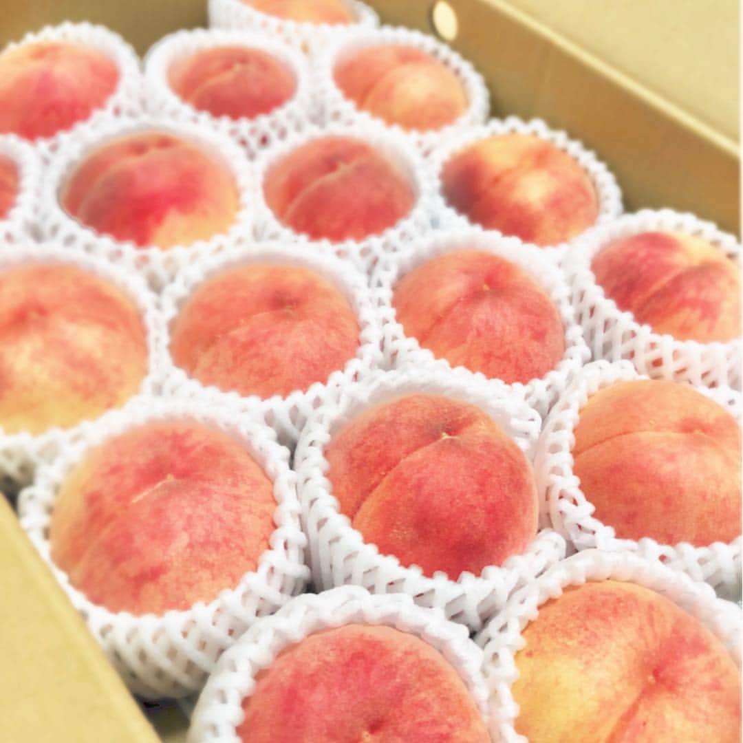 若林美里のインスタグラム：「今年も届きました😋💓 福島の桃😍🤙🏼 支えがあっての今。 関わり続けてくれる事に感謝します。  ありがとう✨ いただきます🤤🍑 #福島#楢葉#生意気だった#あの頃#笑」
