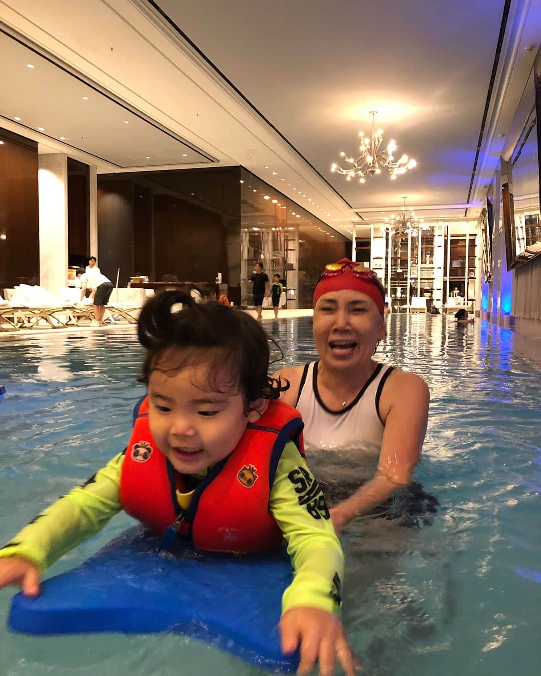 アン・ソニョンさんのインスタグラム写真 - (アン・ソニョンInstagram)「심오련 여사🦅와 아기물개바로🐟 . . #전직부산시주부수영단대표 #물만난바로외할미 &  #물좋아하는손주 의 환상케미😘 . . . #바로는좋겠다  #외할미가수영잘해서  #막업고접영도해줘서 #누가보면할애빈줄 #원피스수영복입은할부지느낌🤣 #스포츠가족 #바로네사는이야기  #서바로그램」8月3日 22時20分 - anney_an_love