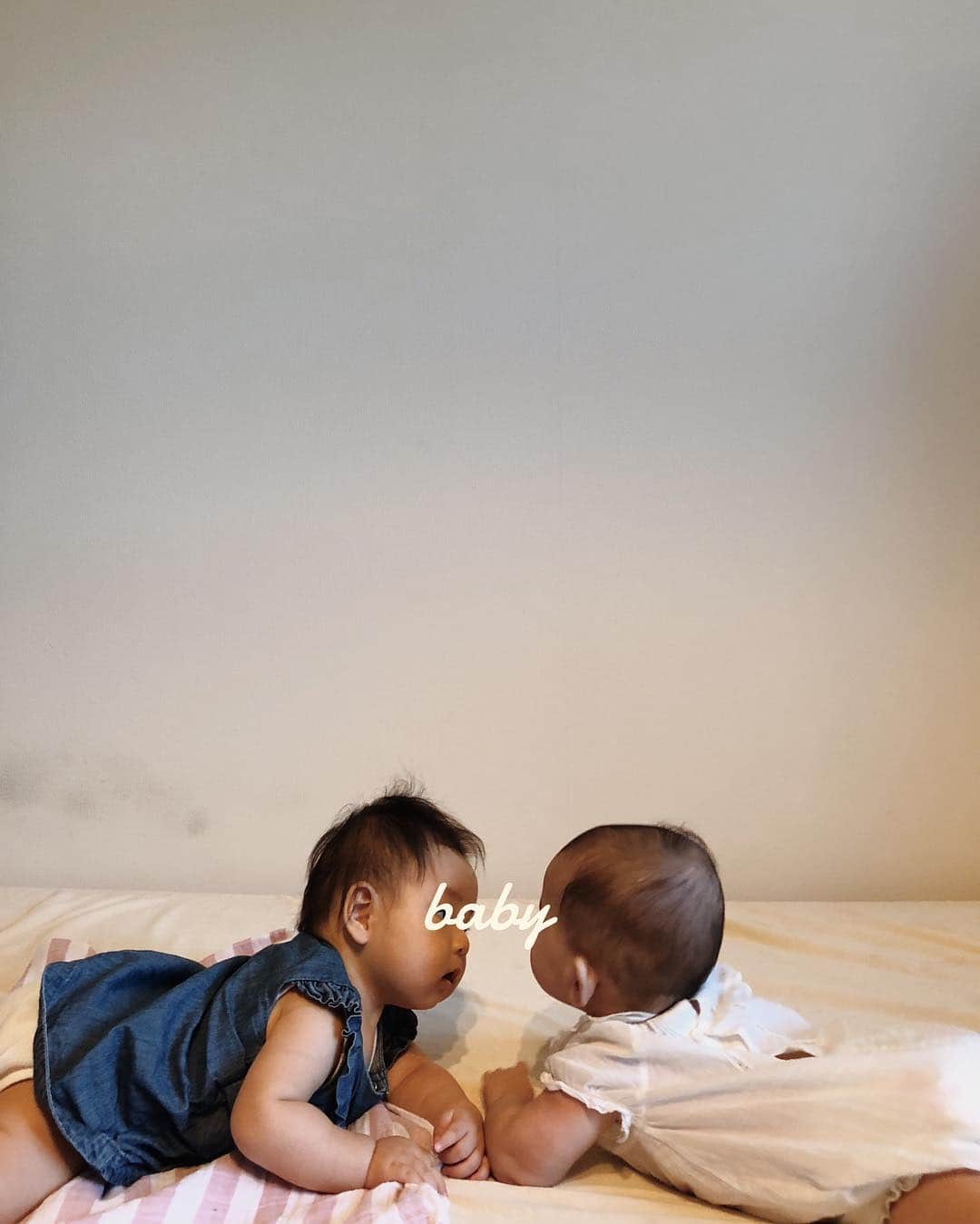 菅谷梨沙子さんのインスタグラム写真 - (菅谷梨沙子Instagram)「先日、1日違いの友達の赤ちゃんとようやくご対面しました。 1日違うだけでやる事、できる事が違くて面白かったです💭✨ 仲良くなってくれたら嬉しいなぁ♩ . . #生後4ヶ月#babygirl」8月3日 22時07分 - risako_sugaya