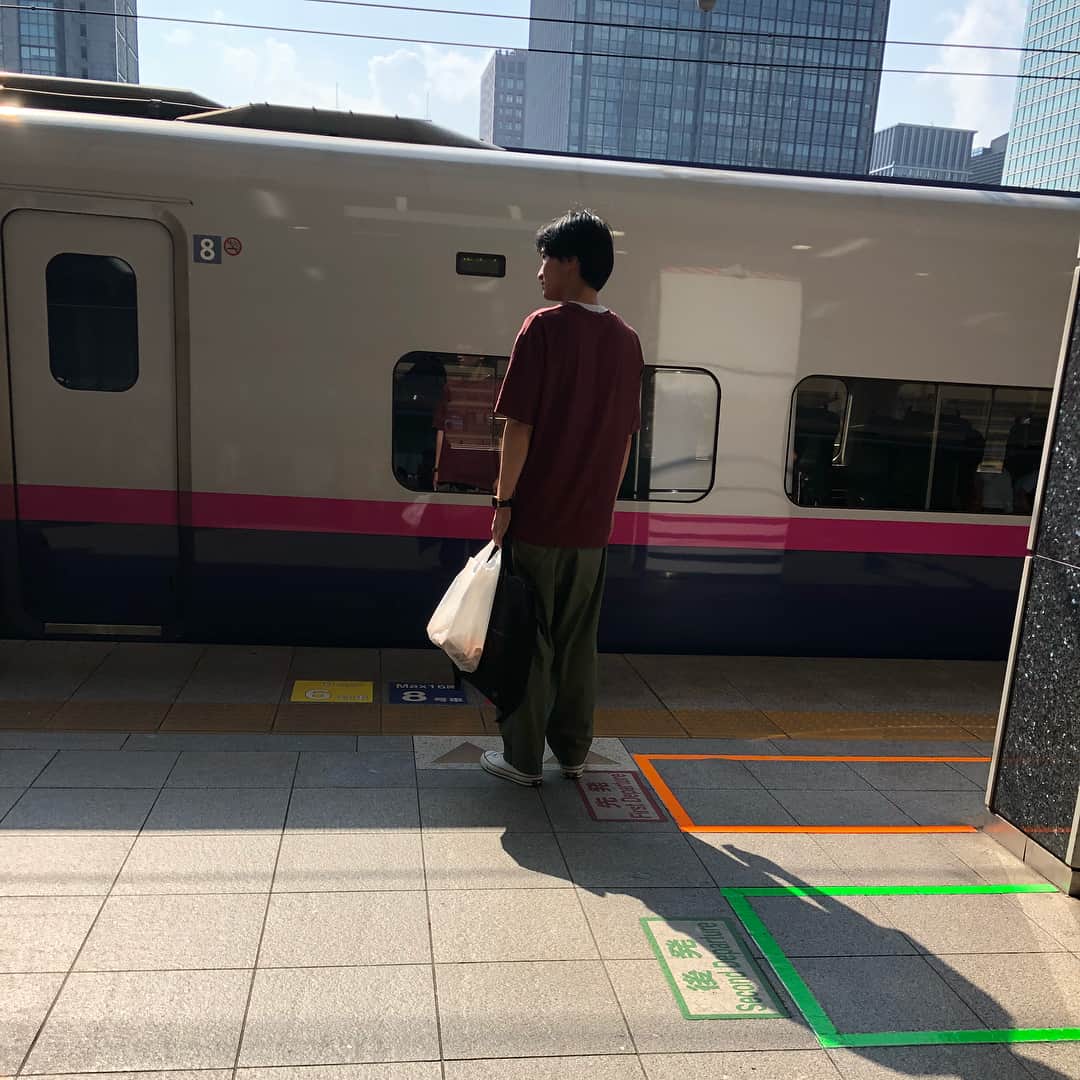 山崎ケイさんのインスタグラム写真 - (山崎ケイInstagram)「大阪単独のチケット買ってくださった方ありがとうございます！ 大阪単独のチケット一般発売もあります！8/7の10:00発売です！  #東京単独はまもなく #新幹線をひなたで待つ男 #その男以外はみんな日陰にいた #なんか男らしいなと思った #でも3秒後くらいに何かに気付いたように日陰に移動した #たぶん何か暑いなって思って #あぁひなただからか #って思ったんだと思う」8月3日 23時05分 - kei_yamazaki_aisekistart