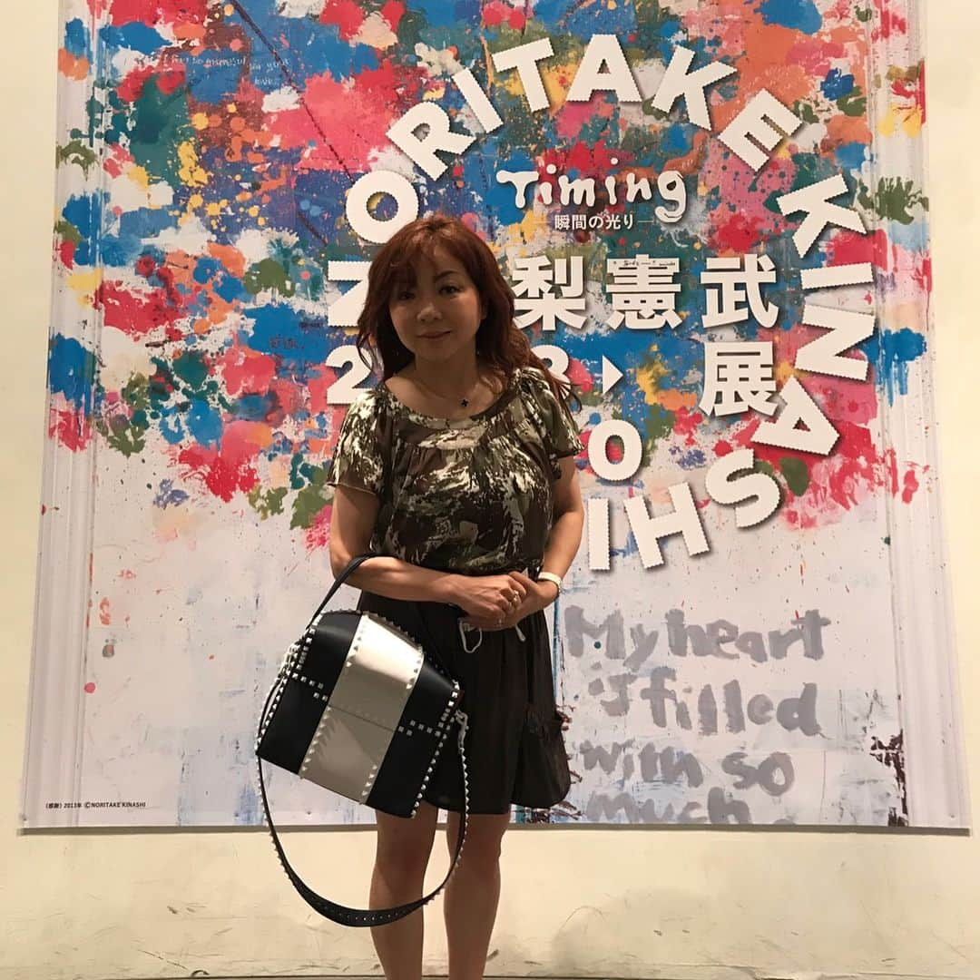 モモコさんのインスタグラム写真 - (モモコInstagram)「木梨憲武展行って来た！ 前回の神戸よりむちゃ人いた！ 時間全然足らん！ まだ、見たい！ もう一回行こう！ キーホルダーは、神戸で娘がガチャポンで当たったやつ！笑っ . #ハイヒールモモコ #👠 # 👠🍑 #CHANEL #シャネラー #グルメ #木梨憲武 #木梨憲武展」8月3日 22時57分 - highheel_momoko