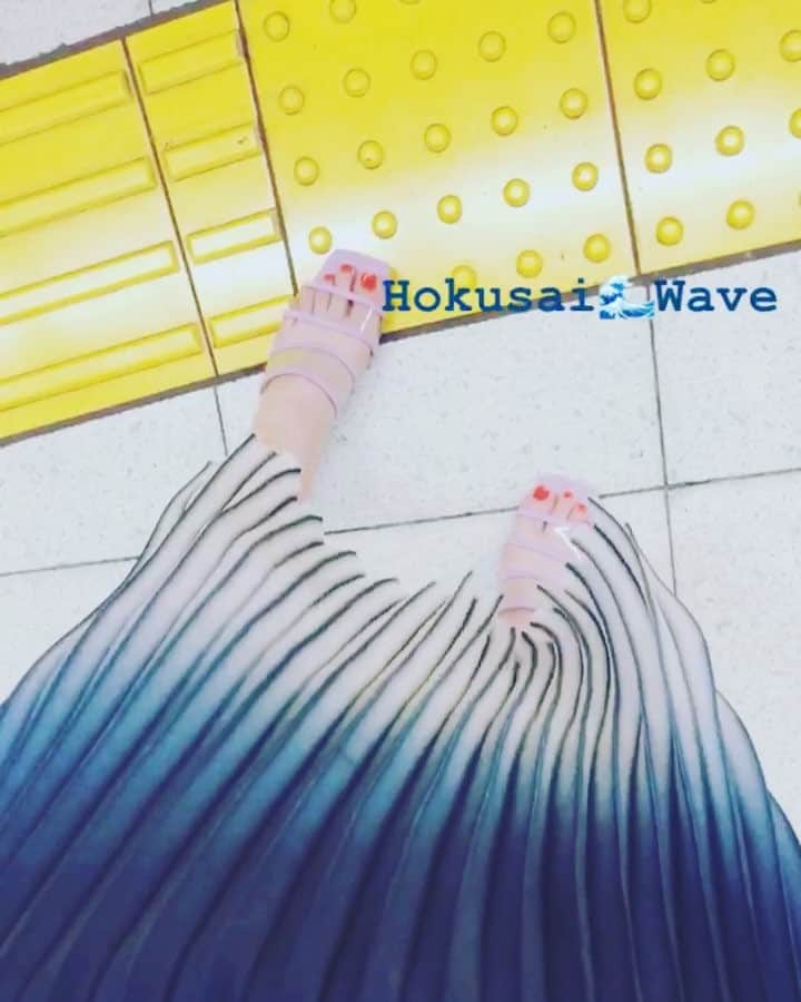 浅野菜緒子のインスタグラム：「🌊 🌊 🌊  #ootd #windy #hokusai #maje #NaokosFashionDiary  @majeofficiel」