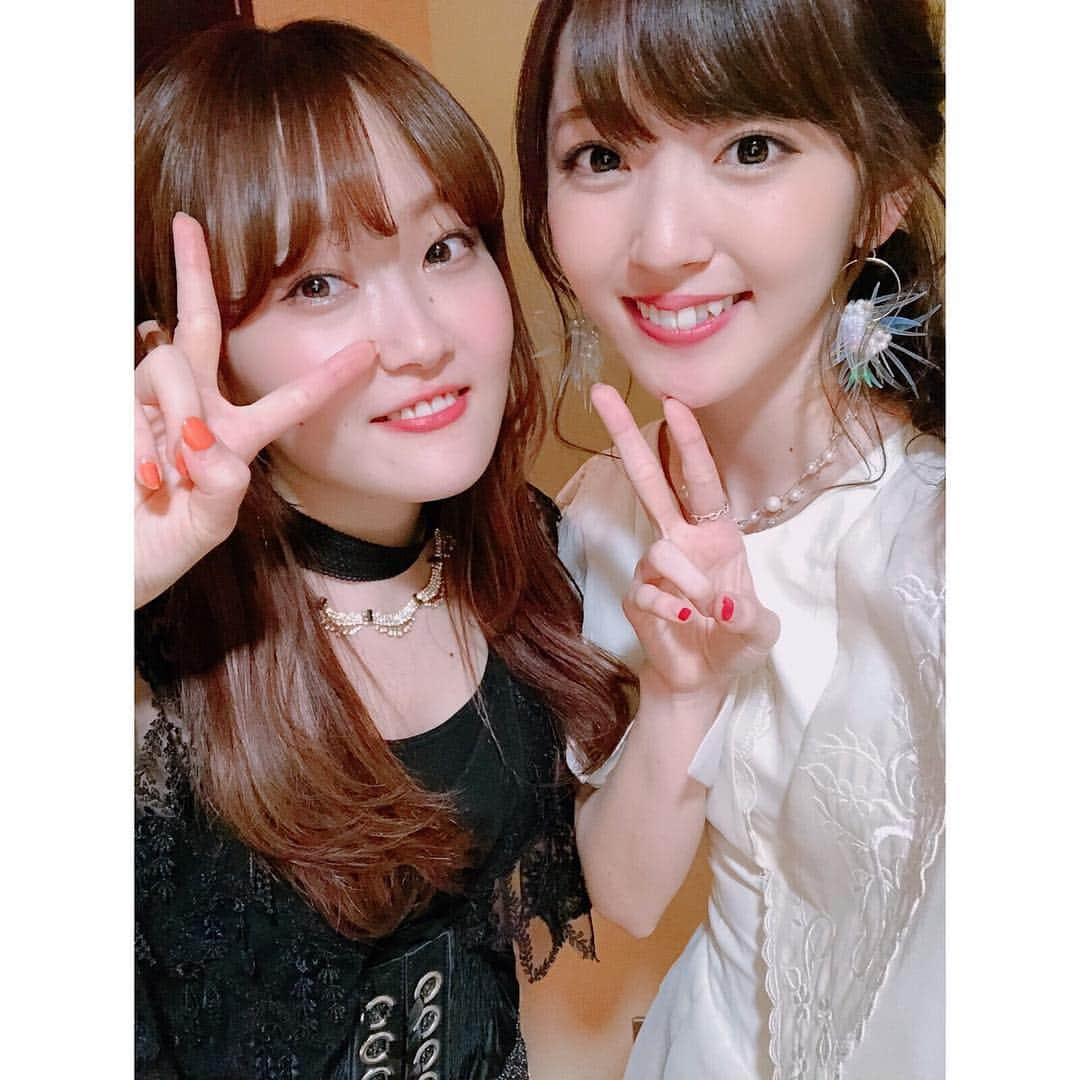 鈴木愛理さんのインスタグラム写真 - (鈴木愛理Instagram)「✴︎ リトグリの芹奈ちゃんと☺︎💘 . YouTubeに制服で動画あげてた時代から、芹奈ちゃんの声がズバ抜けて好きな私☺︎ ボイトレの先生( @sayaka_yasukura_vocal_studio ) が同じという共通点もあって、先生のストーリーで見てて、ちゃんとお話ししたかったーって言ってくれて、嬉しかった😭 . 楽屋も同じだったので、今日で一気に距離が縮まりました💗 . . 今度ご飯行くんだあ！ 今日も歌声しびれたー。鼻歌すらかっこよかった。すき。 新曲リリースもおめでとうです☺︎ . . #リトグリ #littlegleemonster  #芹奈 #voicejam」8月4日 0時01分 - airisuzuki_official_uf