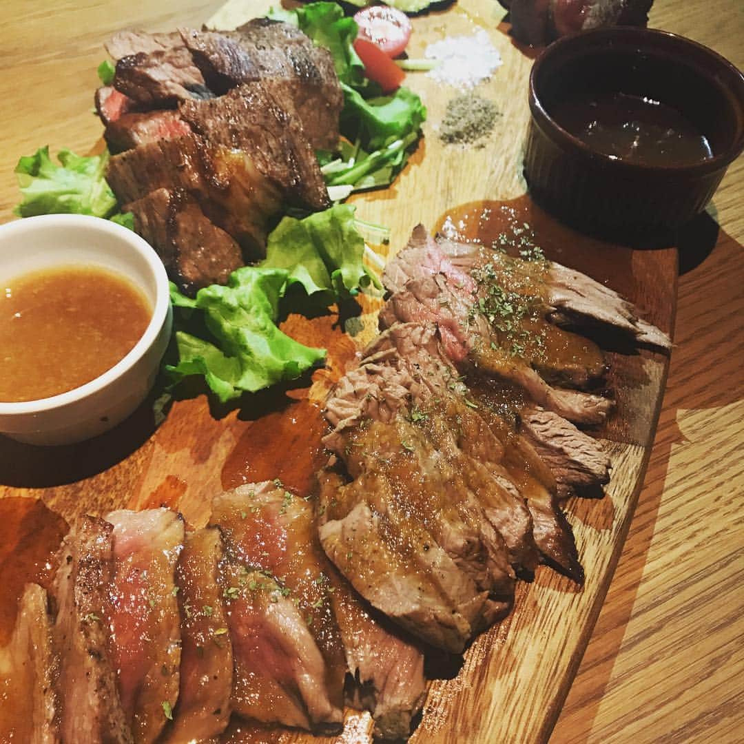 ヴァンサンカン25ans栄のインスタグラム：「・ 大人気の肉の盛り合わせ🍖 お好きなお肉で盛り合わせできます❤︎ ・ ・ ・ ・ ・ ・ ・ ・ #25ans #名古屋 #栄 #住吉 #矢場町 #clubw #idcafe  #名駅 #居酒屋 #bar #グルメ #ナゴレコ #女子会 #合コン #誕生日会 #イケメンスタッフ #錦 #ラグーナ #デート #お酒好きな人と繋がりたい  #インスタ交流会名古屋  #フォロワーさん還元 #フォロワーさんに感謝」