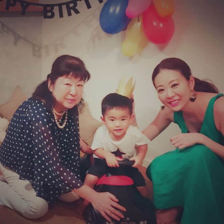 joujouのインスタグラム：「坊くん！！ 3歳happy birthday🎁🎊🎂 この動画はちょうど2歳の誕生日！ 大きゅうなったね✨ いつもファニーで優しい坊でいてね👌👌😊 あっという間に「ねぇね」って言ってハグしてくれなくなるのかなー 相手してくれる間にいっぱい 遊ぼね♡ #クレヨンで額にカッパのギザギザ書いてたw #甥 #3歳誕生日 #お腹痛いと言ったら絶対渡したくないゼリーを分けてくれた♡ #わたしからのプレゼントは、8/23の恐竜🦕のイベントのチケットよ！ #恐竜にハマり中 #踏んだら痛いやつ」