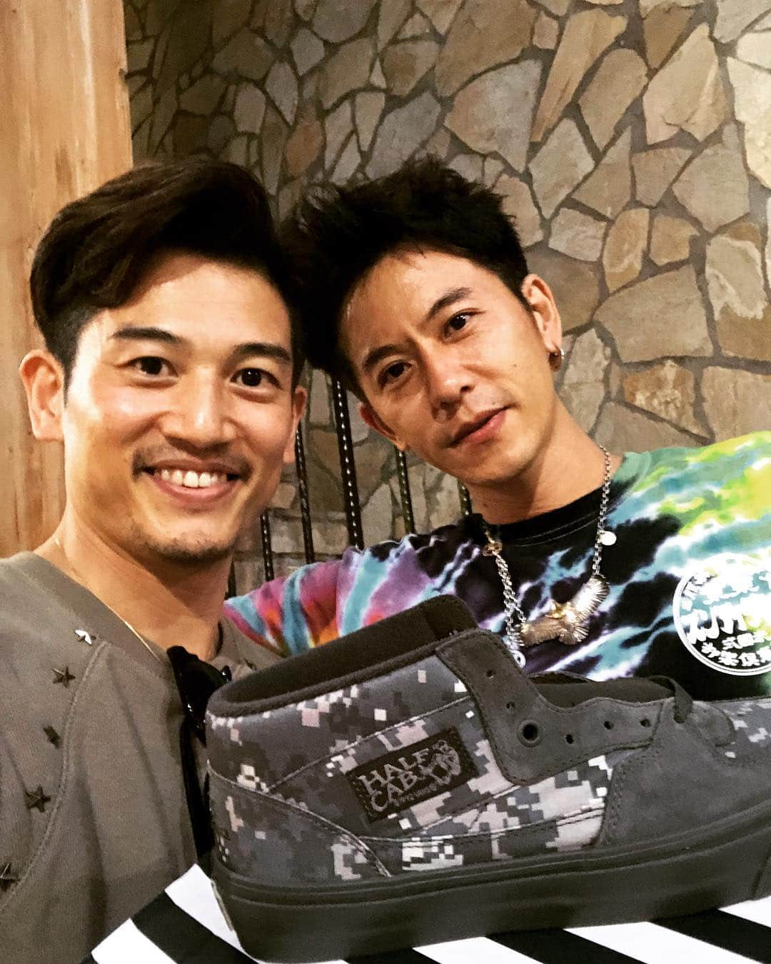 野久保直樹さんのインスタグラム写真 - (野久保直樹Instagram)「LAに来る前に短い時間ですが会いに来て頂いた上に、靴までプレゼントして頂いた大塚さん😆  最高にカッコいい方に最高にカッコいいVANS✖️WTAPSのスニーカーを頂きLAで頑張ります‼️ 大塚さんお忙しい中お時間作って頂きありがとうございました😭  #WTAPS #vans #LA #イケメンすぎる  #sneaker」8月4日 3時52分 - naoki_nokubo