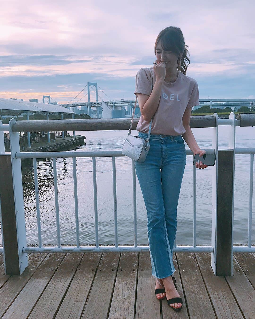 のインスタグラム：「親友ファミリーとお出かけした日😊 友達が撮ってくれた写真📸 特にこんな笑うような会話してた訳ではありません。笑 ・ よくみるキャハ😆って笑って撮るやつやってとリクエストされてやったらめちゃやらせ感出た🤭🤭笑 ・ ２枚目は友達の息子くんと💓🎵 毎回会うと壁あるけど、時間経ってだんだん懐いてきてくれると本当にうれしいの😂❤️ #私服 #ootd #tshirt #coel #コエル #coelum #denim #fashion #ファッション #コーデ #friendskids #boy」
