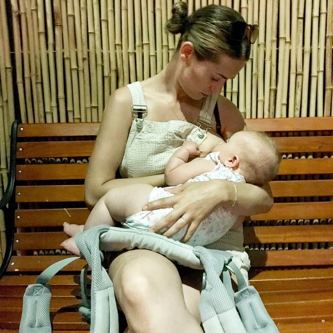 リンジー・フォンセカさんのインスタグラム写真 - (リンジー・フォンセカInstagram)「#breastfeedingawarenessmonth  For the women and gay dads who are unable to breastfeed, you are no less of an amazing parent! It’s ALL hard work!!!! For the breastfeeding moms out there I just want to say from personal experience- it is a tough tough full time job. It is the most beautiful and draining thing I’ve ever done. For the new moms out there- you are not alone. It’s SO hard in the beginning! (And all the time) Engorgement, leaking, pumping, scheduling, not enough milk, too much milk, baby hates one boob for no reason, latching problems, slow let down, on and on and on..... It’s a major misconception that it’s easy. I’m proud of all the women who lasted weeks, months, years. Whatever the heck you did. #breastfeeding #normalizebreastfeeding #breastfeedingawereness #worldbreastfeedingweek」8月4日 6時20分 - lyndsyfonseca