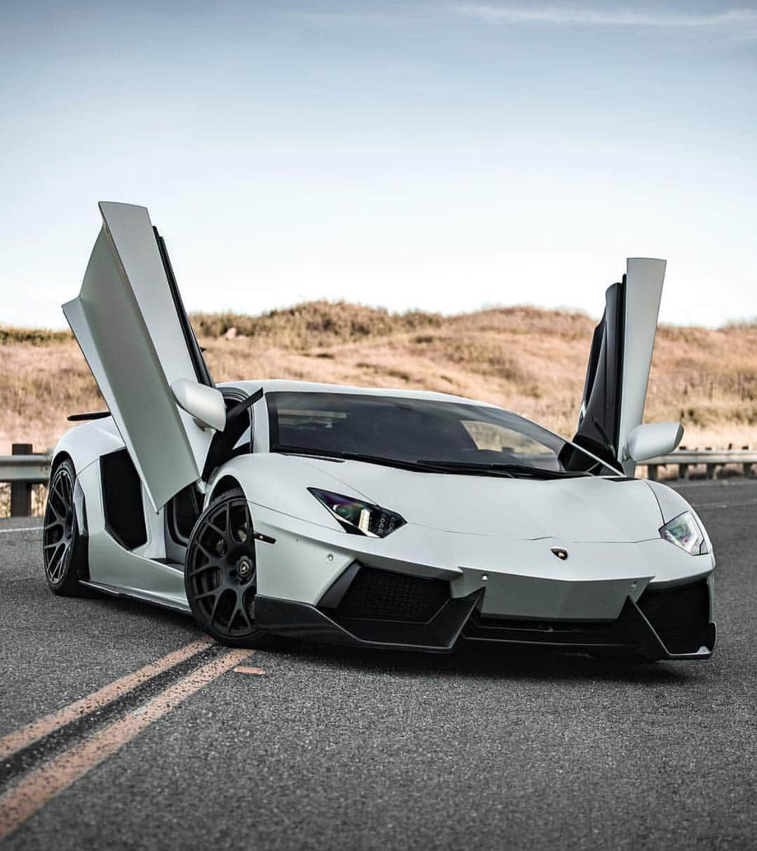 Lamborghiniのインスタグラム：「Taking Flight ✈️ #lamborghini」