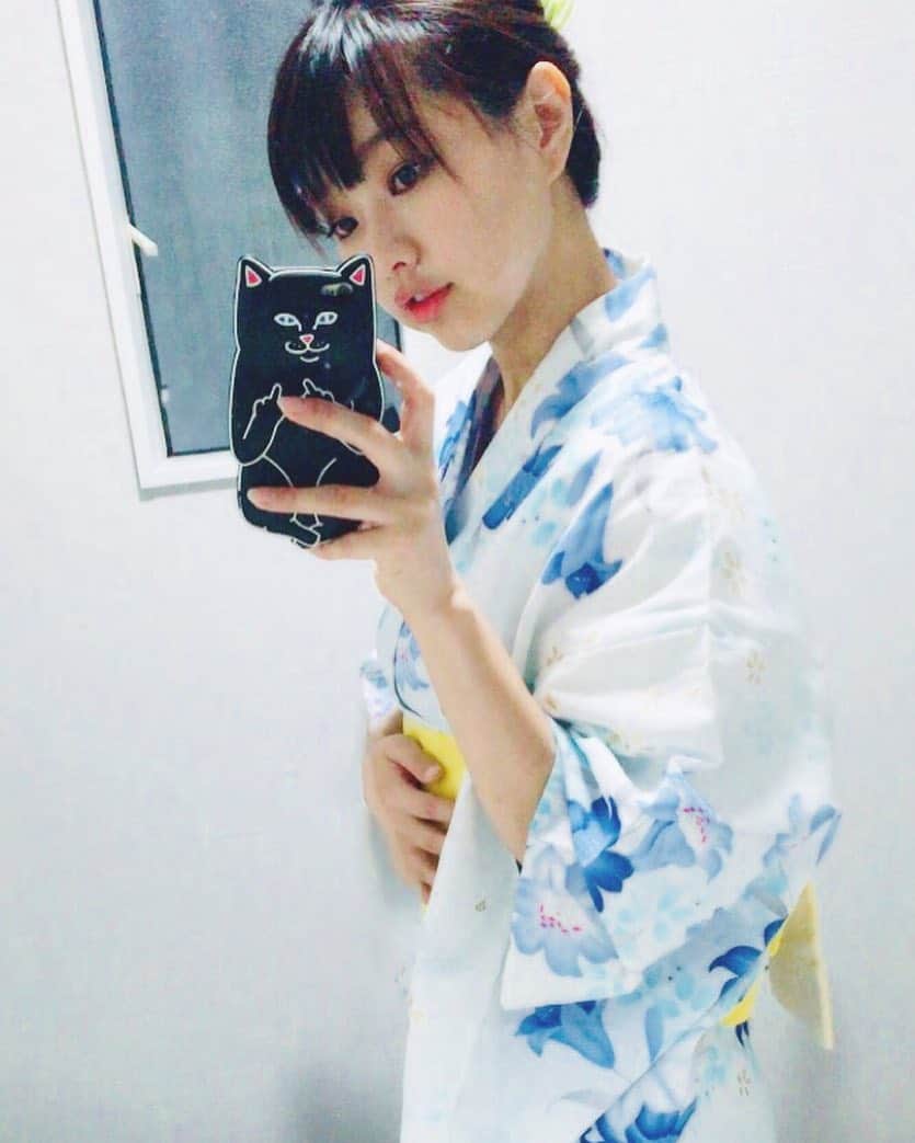 松本さゆきのインスタグラム：「・ おはようございます。 連日の記録的猛暑、皆さん体調大丈夫でしょうか？ 私の住む街では今日と明日でお祭りです(≧∀≦)♡ 娘はきっとはしゃぎ回るけど息子はまだまだ歩けないしずっと抱っこなので今年も浴衣は着れそうにありませが （写真は一昨年のもの💦） 来年こそは浴衣も楽しめるかな♡ て、気がはやいけど 育児をしてると1日１日があっとゆう間に過ぎるのできっと来年の今頃なんて直ぐに来るんだろうな(๑˙❥˙๑) そして私もその分また歳をとるのね🤣  #夏祭り #浴衣」