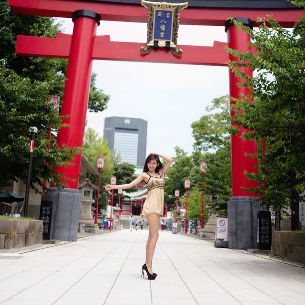 月中秋実さんのインスタグラム写真 - (月中秋実Instagram)「お気に入りの写真シリーズ📸❤️ 加工した並に足が長く見える、、、🤣笑 ・ ・  @taka_matu ←プロカメラマンありがとう❤️✌️ ・ #お仕事#頑張ります#応援#撮影会#データ#神社#⛩#撮影#被写体#ファッション#ミニドレス#ハイヒール#ロングヘアー#ストレートヘアー#モデル#無加工」8月4日 9時27分 - tukinakaakimi