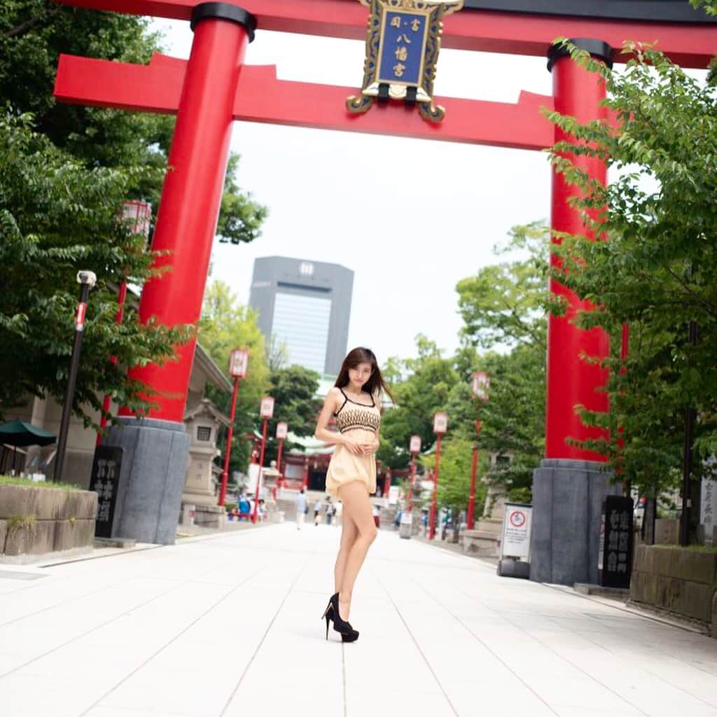 月中秋実さんのインスタグラム写真 - (月中秋実Instagram)「お気に入りの写真シリーズ📸❤️ 加工した並に足が長く見える、、、🤣笑 ・ ・  @taka_matu ←プロカメラマンありがとう❤️✌️ ・ #お仕事#頑張ります#応援#撮影会#データ#神社#⛩#撮影#被写体#ファッション#ミニドレス#ハイヒール#ロングヘアー#ストレートヘアー#モデル#無加工」8月4日 9時27分 - tukinakaakimi