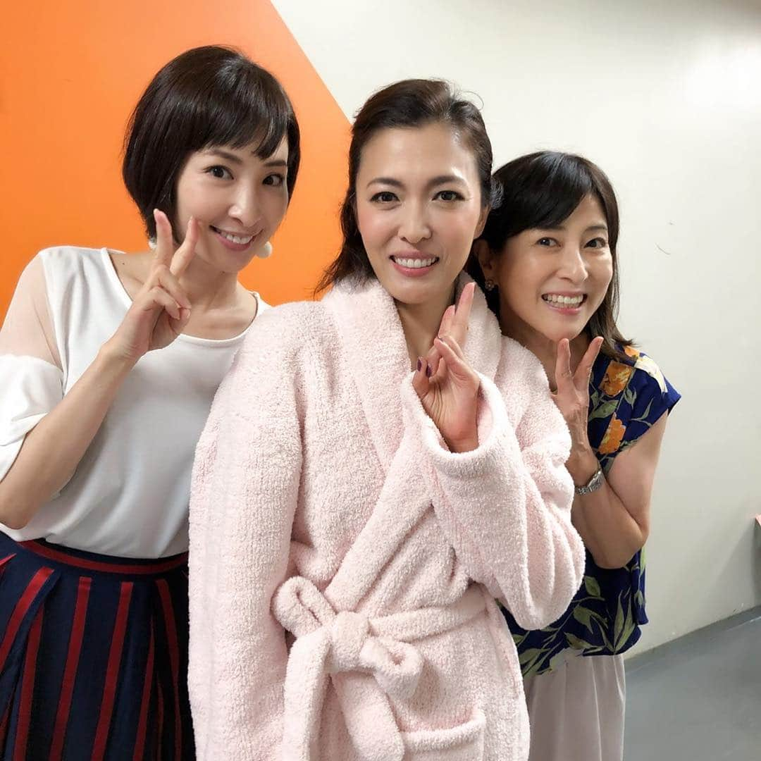 安蘭けいさんのインスタグラム写真 - (安蘭けいInstagram)「これまた仲良しのゆうと久美子さん❤️ またご飯行きましょ〜🍾 #真飛聖 #岡江久美子 さん #レインマン  #新国立劇場中劇場  #千秋楽 #おめでとう」8月4日 10時43分 - toko_aran