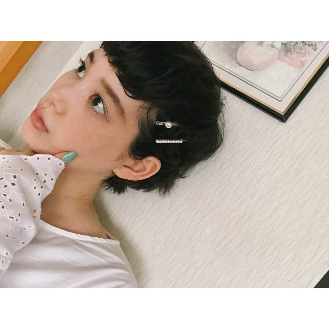 金城茉奈さんのインスタグラム写真 - (金城茉奈Instagram)「パールのヘアピンは#SNIDEL の。  #ベリーショート#snidel#ヘアピンアレンジ #コメントありがとうございます☺︎」8月4日 12時26分 - mn75aa