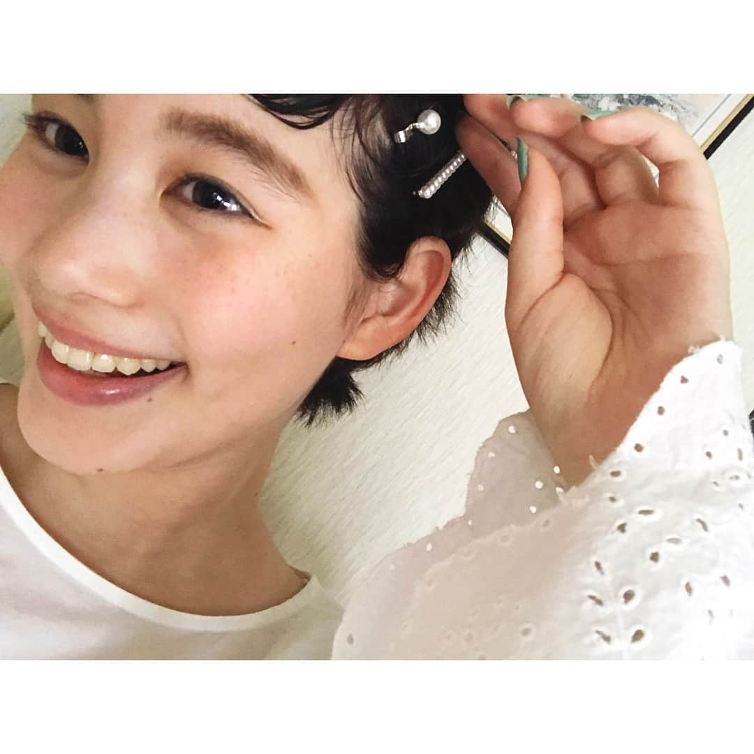 金城茉奈さんのインスタグラム写真 - (金城茉奈Instagram)「パールのヘアピンは#SNIDEL の。  #ベリーショート#snidel#ヘアピンアレンジ #コメントありがとうございます☺︎」8月4日 12時26分 - mn75aa