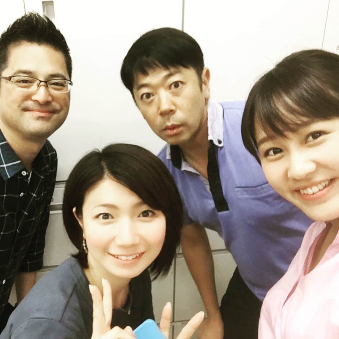 神谷文乃のインスタグラム：「我がお兄様方♡  会うと安心するんですよね。 何でも話せちゃうし。 先輩たちは、 多分私という人間を 私以上にわかっている。笑  たっぷり相談して、 たっぷり甘えてきました。笑  4枚目は、 元さんの机の上に飾られていた写真。  ある日の偶然の双子コーデ👯  元さんは嬉しそうなのに、 萩さんはめっちゃ不服そう。笑  そして、 元さんにあげたミニ扇風機が 今年も活躍しているのを確認して とても嬉しく思いました♡  また帰らせてくださいね😁  #OHK#岡山放送#上岡元#萩原渉#矢野みなみ#神谷文乃#我がお兄様達#癒された#双子コーデ#おじさまバージョン」