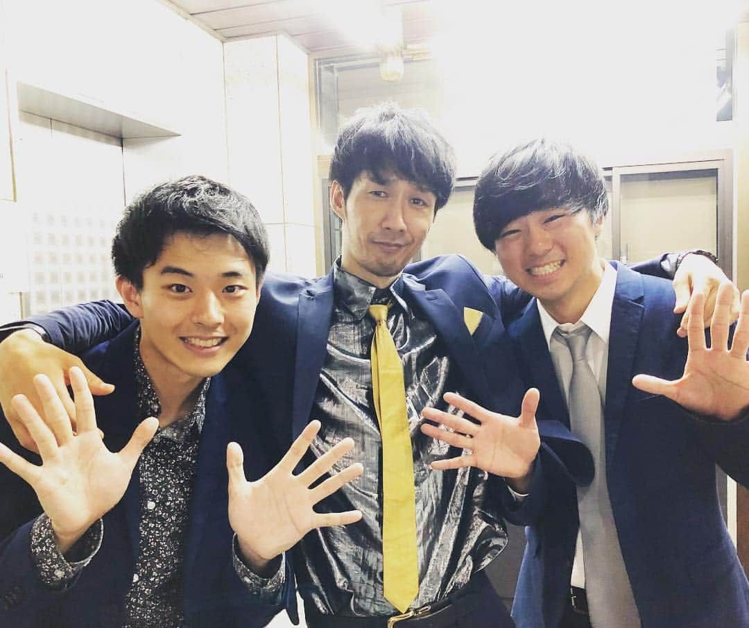 櫻井友朗（岡田桜井）さんのインスタグラム写真 - (櫻井友朗（岡田桜井）Instagram)「かつての恩師、三福エンターテイメントさん。 「俺がこのポーズで撮ったらカミナリが売れたんだよ」っていうポーズで写真撮ってもらえたので、僕らも売れます！  #岡田桜井 #バカ爆走  #三福エンターテイメント #レジスタリーグ時代の恩師 #三福先生は相変わらずかっこよすぎました #企画中に客席に座ってる僕らのコンビ名を連呼してめちゃくちゃ弄ってくれたのかっこよかった #事務所ライブのことずっと自社ライブって言ってたのもかっこよかった #ネタ中に普通にひょっこりはんやってたのだけかっこよくなかった #またご一緒したいです宜しくお願いします」8月4日 23時02分 - tomorrow0808