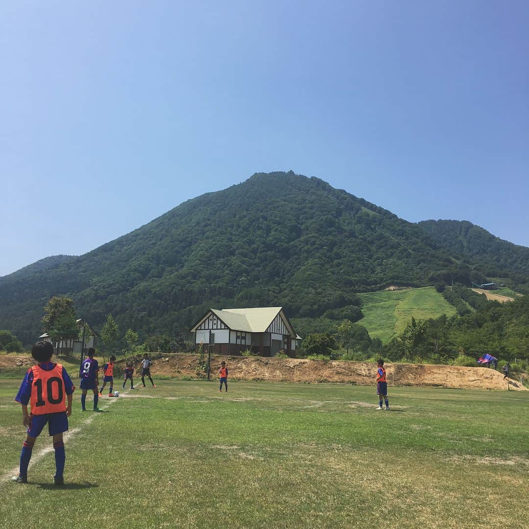 石川直宏さんのインスタグラム写真 - (石川直宏Instagram)「昨日は長野県木島平で毎年行われていた「U-12サッカーフェスティバル大林カップ」に行ってきました！ 素晴らしい環境の中、最後まで諦めずに戦う選手達の姿が印象的でした✨ 4日間のかけがえのない経験を大切に、夢や目標に向かって仲間たちと共に成長し続けてして欲しいです。関係者の皆様、サポートありがとうございました！！ #大林カップ #長野県 #木島平村 #調布市 #姉妹都市 #大自然 #大林組 #モルテン #毎日新聞 #自立心 #fctokyo #FC東京 #tokyo #FC東京サッカースクール #blueandred #青赤魂 #一体感 #FC東京ファミリー」8月4日 23時18分 - sgss.18