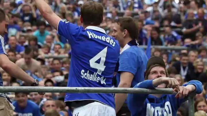 ベネディクト・ヘーヴェデスのインスタグラム：「Liebe Fans und Mitarbeiter,  liebe Schalker,  kaum ein Lied bringt meine Beziehung zu Schalke besser auf den Punkt als „Mein Schalke“. 16 Jahre lang durfte ich für den FC Schalke 04, für Euch spielen. Es war mir eine verdammt große Ehre.Ein Verein, der mehr als Fußball verkörpert und dessen Fans längst vergessene Werte unserer Region hochhalten und verteidigen. Ich bin dankbar und stolz zu gleich, dass ich 16 Jahre lang für den Kumpel- und Malocherclub spielen und diese Werte verkörpern durfte. Die Kohle geht, die Kumpel bleiben, haben wir gemeinsam bei Unterschrift meines letzten Vertrags gesagt. Die Steinkohle geht tatsächlich in diesem Jahr, aber auf den Rängen, beim Training und beim Einkaufen in der Region, treffe ich täglich verdammt viele gute Kumpel. Bleibt so, wie ihr seid: Einzigartig und gerade! Ich wünsche Euch, der Mannschaft und dem Verein alles erdenklich gute für die kommende Saison und ich freu mich schon jetzt auf viele Wiedersehen mit Euch! Glück auf! Euer Benni  PS. Hier geht es zum ganzen Stück: https://spoti.fi/2vnQtJR」