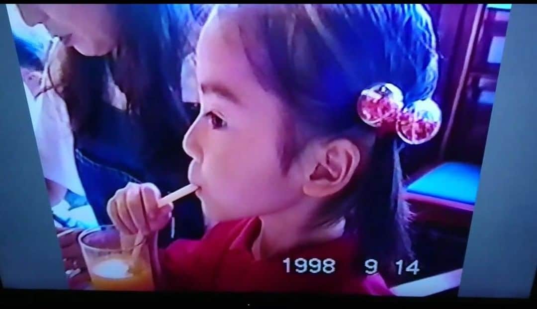 平木愛美のインスタグラム：「❤️🐻 ５歳の頃？ミキハウスのキッズモデルで両親と一緒に香港撮影へ。 . この時幼い私には香港の飲茶が苦手で、でも撮影だから笑顔で食べなきゃって記憶がある。笑(￣▽￣)🌈 小さいながらにパパとママととっても良い経験と思い出で感謝なのです。 . 私の中国撮影は、これが始まりだったんだなあ。笑 約２０年を経て今年は色々中国での活動がスタートしていたりして、嬉しい！我加油💗💗 . #中国 #香港 #ミキハウス #mikihouse #kidsmodel  #ちびっこまなみん  #おでここの頃からひろい」
