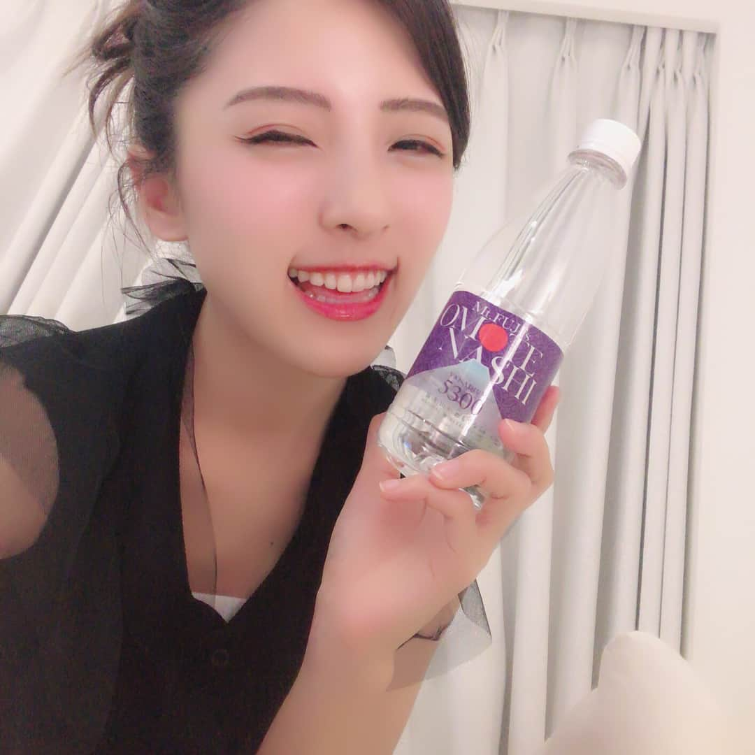 松井絵里奈さんのインスタグラム写真 - (松井絵里奈Instagram)「お水、大好きな私が美味しい温泉水に出会いました。 ・ 富士山のおもてなし🗻 3種類の富士山の温泉から採水されているから3本とも味が違って美味しい‼︎ ・ ⚫︎メタケイ酸7800... 日本の名湯百選にも選ばれている静岡県伊豆市の『修善寺温泉』 ・ ⚫︎アルカリイオン9.70... 富士山の地下1.500mという深さから湧き出る『十里木温泉』 ・ ⚫︎バナジウム5300...国の天然記念物に指定されている『忍野八海』近隣から湧き出る温泉 ・ 私はアルカリイオン9.70の味が好きですーー😍✨ ・ 毎日暑いですね☀️💦 外で働かれているみなさま お疲れ様です。 熱中症にはくれぐれも気をつけて喉がかわく前に水分補給、ミネラル補給してくださいね♡ #富士山のおもてなし#温泉水#水#水マニア#水が好き#水分補給#大切#健康#美容#松井絵里奈」8月4日 16時47分 - erina74xx