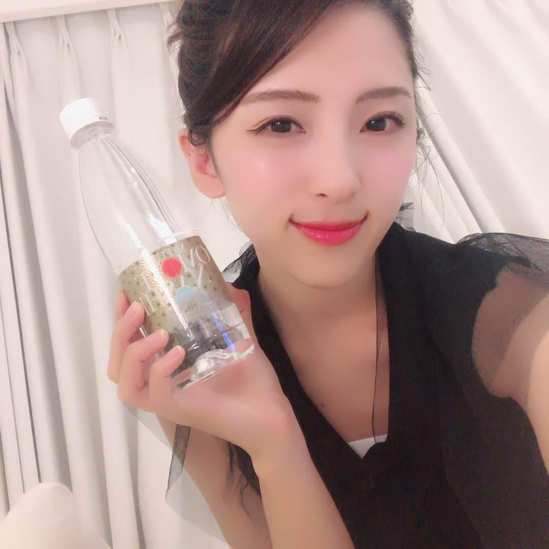 松井絵里奈さんのインスタグラム写真 - (松井絵里奈Instagram)「お水、大好きな私が美味しい温泉水に出会いました。 ・ 富士山のおもてなし🗻 3種類の富士山の温泉から採水されているから3本とも味が違って美味しい‼︎ ・ ⚫︎メタケイ酸7800... 日本の名湯百選にも選ばれている静岡県伊豆市の『修善寺温泉』 ・ ⚫︎アルカリイオン9.70... 富士山の地下1.500mという深さから湧き出る『十里木温泉』 ・ ⚫︎バナジウム5300...国の天然記念物に指定されている『忍野八海』近隣から湧き出る温泉 ・ 私はアルカリイオン9.70の味が好きですーー😍✨ ・ 毎日暑いですね☀️💦 外で働かれているみなさま お疲れ様です。 熱中症にはくれぐれも気をつけて喉がかわく前に水分補給、ミネラル補給してくださいね♡ #富士山のおもてなし#温泉水#水#水マニア#水が好き#水分補給#大切#健康#美容#松井絵里奈」8月4日 16時47分 - erina74xx