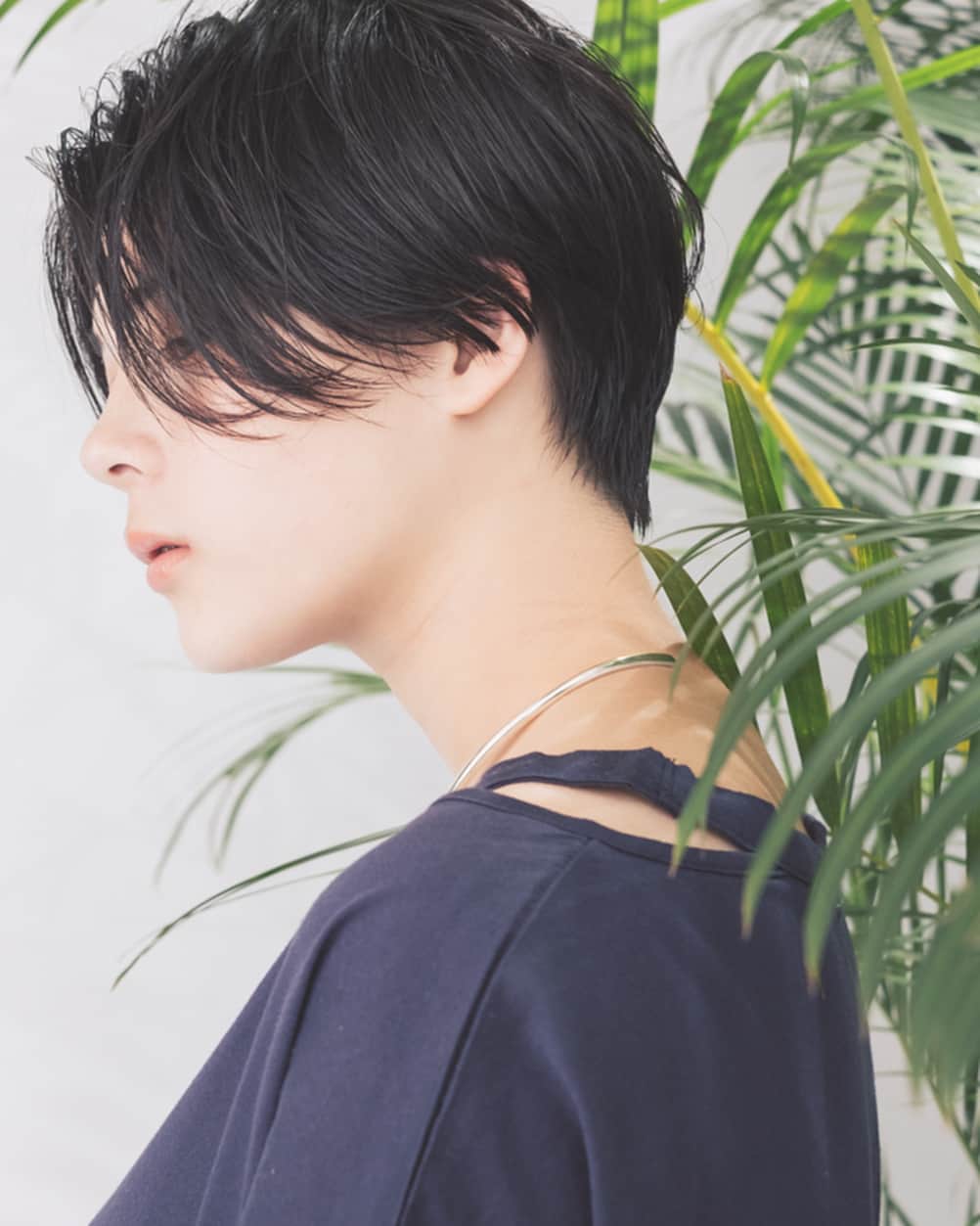 HAIR CATALOG . JPさんのインスタグラム写真 - (HAIR CATALOG . JPInstagram)「ハンサムショート とことんシルエットにこだわったこのスタイルは「黒髪」と「毛先の質感」で透明感を引き出すのがおすすめ🌾 - - #hc#haircatalog#hair#hairsalon#hairstyles#haircut#short#shorthair#tomboy#genderless#haircolor#salon#japan#ヘアカタ#ヘアカラー#ヘアスタイル#ハンサムショート#ショート#ショートヘア#サロン#サロモ#シルエット#質感#透明感#夏髪」8月4日 17時00分 - hair_catalog_jp