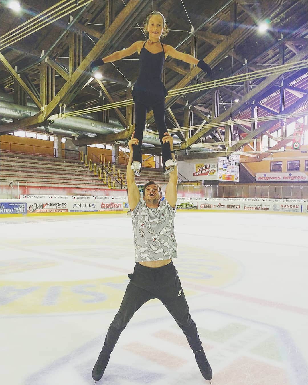 オンドレイ・ホタレックのインスタグラム：「Building up passion for pair skating... Last year on the floor, this year on the ice with our little Anita #nextgeneration #pairs #figureskating  Con Anita abbiamo gia fatto questo sollevamento ma oggi per la prima volta sul ghiaccio di Asiago #prossimagenerazione #pattinaggio #piccolicampioni」