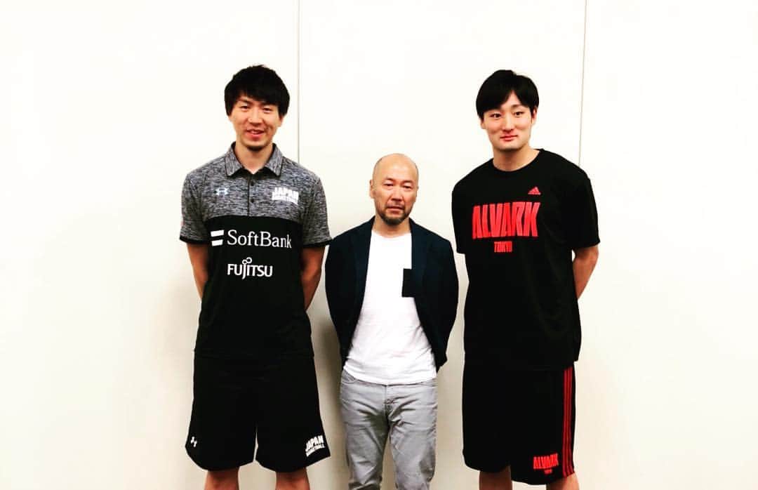 田中大貴のインスタグラム：「光栄な事に井上先生と再び対談させてもらいました !! 隣の部屋で記者会見やってた人が謎に一緒に写ってますが 井上先生ありがとうございました。  今からオセアニア遠征いってきます。」