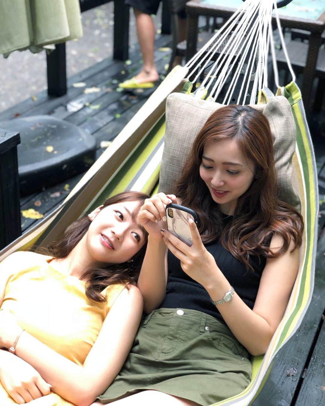 曲渕伊代のインスタグラム：「ハンモックでのんびり幸せ☺️🍃 #まゆの表情に注目 #hammock #軽井沢」