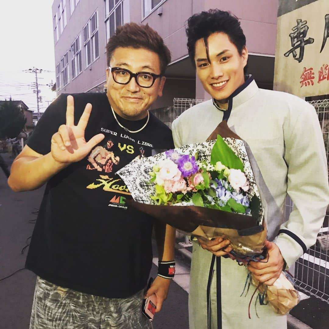 鈴木伸之さんのインスタグラム写真 - (鈴木伸之Instagram)「今日から俺は‼︎ 先日ビジュアルも解禁になりました✨ 実は撮影はもうオールアップしました✨ ドラマ「デイジー・ラック」から共演してる磯村勇斗とも二度目の共演ですごく仲良くさせてもらってます‼︎ 今ではフォートナイト仲間🎮 現場での写真等、 これからちょくちょくあげていきまーす😙 #今日から俺は‼︎ #10月期ドラマ #磯村勇斗 #開久高校 #フォートナイト #最近ハマってるゲーム #フォートナイト #まだまだ建築が難しい #何故80年代は前髪ちょろっと垂らしたんだろ #それにしてもおれのガタイ😂」8月4日 18時17分 - nobuyuki_suzuki_official