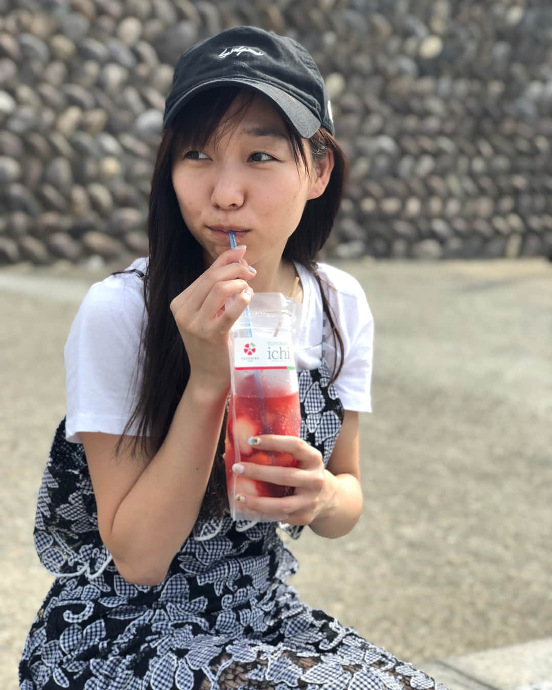 須田亜香里さんのインスタグラム写真 - (須田亜香里Instagram)「7月30日(月)日テレ 【人生が変わる1分間の深イイ話】 特に意識せず思ったまま話したことなんですが 「陰で努力するんじゃなくて表で努力をする。 頑張ってるのに褒められないって思ってる人って結構多いと思うけど、それでモチベーションが下がってしまうくらいなら、努力を気づいてもらえるように見せればいい。 それを得だと思うか、損だと思うかは自分次第。 私は周りからどう思われても、自分が後悔したくないから、やるべきだと思ったことは迷わずやる。」 そんなようなことをお話しさせてもらったところ、勇気をもらったと言ってくださる方や、共感してくださった方もいて嬉しかったです。 でも私の生き方がこうして一つの形になったのは、48グループに出会えたからだし、その環境でどうにかしようともがいている姿を見て周りの人が寄り添ってくれたから。 これからも、自分の可能性を決めず、出会ってくれた人を大切に、どんな現状も自分が不幸だと思わず、嘆かず、やれることを一つでもやって、悔いなく生きていきます。 自分自身を苦しめることでしか頑張りを実感できなくてたくさん失敗したこともあるからこそ、今はここに落ち着いてます。 いつもそばにいてくれる皆様、本当にありがとうございます。 もちろん息抜きも大事。去年書いた本 #コンプレックス力 にそんな経緯も人間関係苦手なりに工夫したこととか実は色々書いてます。よかったら参考にしてね^^ 一緒に今を楽しめるように頑張りましょ★  #深イイ話 #すっぴん #ヤバイ #でもガチなすっぴんすぎて褒められた #謎の好感度アップ #無加工 #無修正 #載せときますね #笑 #需要ないかもだけど」8月4日 18時18分 - akarisuda