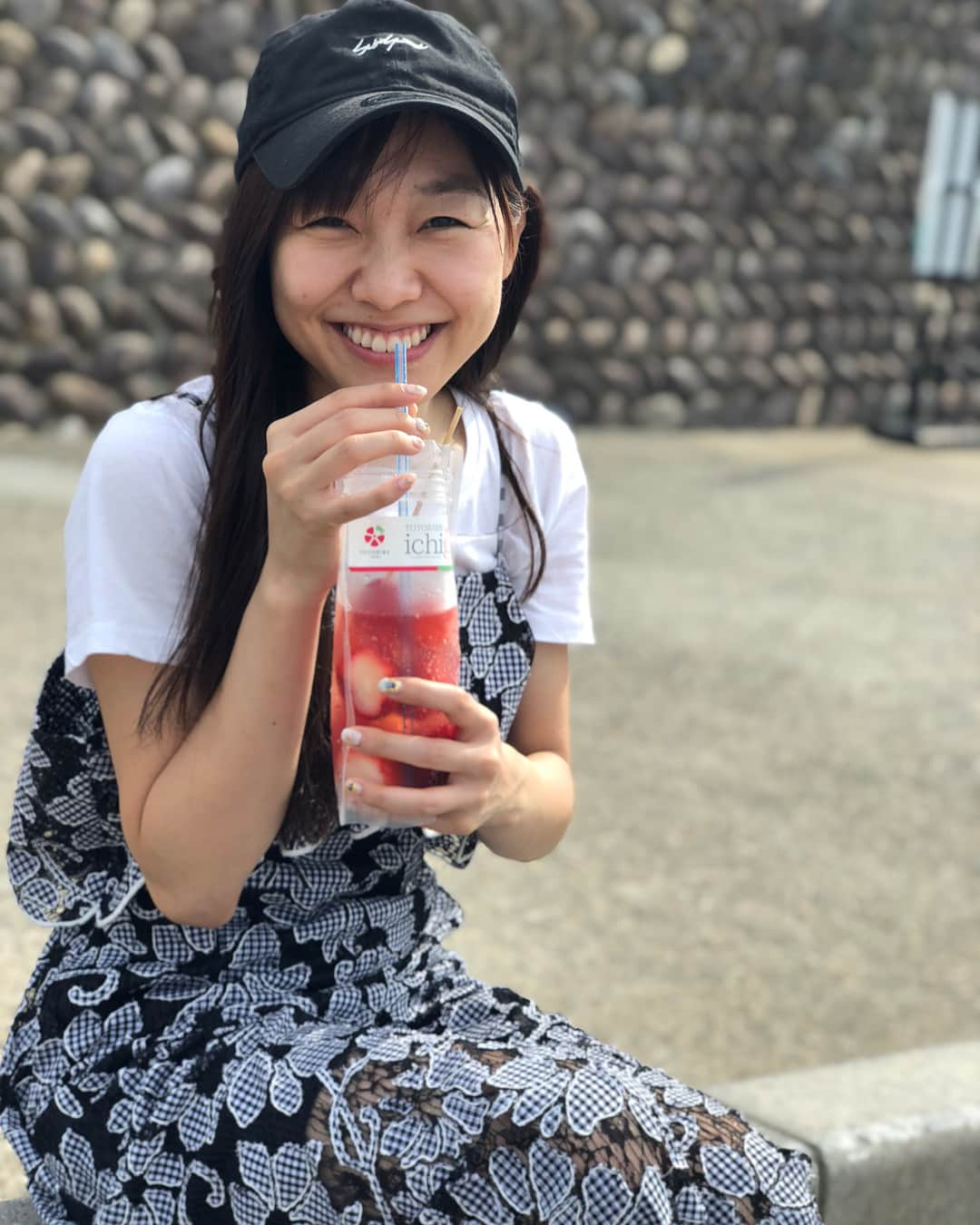 須田亜香里さんのインスタグラム写真 - (須田亜香里Instagram)「7月30日(月)日テレ 【人生が変わる1分間の深イイ話】 特に意識せず思ったまま話したことなんですが 「陰で努力するんじゃなくて表で努力をする。 頑張ってるのに褒められないって思ってる人って結構多いと思うけど、それでモチベーションが下がってしまうくらいなら、努力を気づいてもらえるように見せればいい。 それを得だと思うか、損だと思うかは自分次第。 私は周りからどう思われても、自分が後悔したくないから、やるべきだと思ったことは迷わずやる。」 そんなようなことをお話しさせてもらったところ、勇気をもらったと言ってくださる方や、共感してくださった方もいて嬉しかったです。 でも私の生き方がこうして一つの形になったのは、48グループに出会えたからだし、その環境でどうにかしようともがいている姿を見て周りの人が寄り添ってくれたから。 これからも、自分の可能性を決めず、出会ってくれた人を大切に、どんな現状も自分が不幸だと思わず、嘆かず、やれることを一つでもやって、悔いなく生きていきます。 自分自身を苦しめることでしか頑張りを実感できなくてたくさん失敗したこともあるからこそ、今はここに落ち着いてます。 いつもそばにいてくれる皆様、本当にありがとうございます。 もちろん息抜きも大事。去年書いた本 #コンプレックス力 にそんな経緯も人間関係苦手なりに工夫したこととか実は色々書いてます。よかったら参考にしてね^^ 一緒に今を楽しめるように頑張りましょ★  #深イイ話 #すっぴん #ヤバイ #でもガチなすっぴんすぎて褒められた #謎の好感度アップ #無加工 #無修正 #載せときますね #笑 #需要ないかもだけど」8月4日 18時18分 - akarisuda