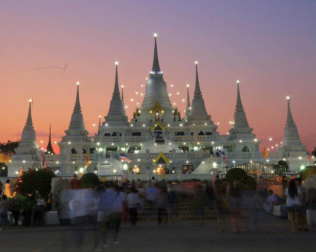 タイ国政府観光庁さんのインスタグラム写真 - (タイ国政府観光庁Instagram)「サワッディー・カー🙏﻿ ﻿ 今日の #thailovers は、@bangna32 さん🇹🇭﻿ ﻿ バンコク近郊サムットプラカーンにある「ワット・アソカラーム」からの幻想的な1枚✨﻿ ﻿ 赤紫に輝く空とライトアップされた寺院とが美しい絶景ショットですね。こんな風景を見てみたいです😊﻿ ﻿ 📷 @bangna32﻿ 📍 サムットプラカーン「ワット・アソカラーム」﻿ ﻿ ・・・・・・﻿ ［タイ好き（THAI LOVERS）な皆さんの写真を大募集🇹🇭💕］ ﻿ ﻿ ハッシュタグ #thailovers をつけてタイで撮影した写真を投稿すると、こちらでご紹介させて頂くことがあります。皆さんからの投稿をお待ちしています 😊﻿ ﻿ #repost #thailovers #タイ #バンコク #サムットプラカーン #ワットアソカラーム #マジックアワー #タイ旅行 #旅好きな人と繋がりたい #はじめてのタイ #もっと知りタイ #こんなタイ知らなかった #thailand #samutprakan #watasokaram #unseenthailand #beautiful_bangkok #bangkok #magichour #amazingthailand #thailandtravel #thailandtrip #thai #thaistagram #genic_thailand #lovethailand」8月4日 18時38分 - amazingthailandjp