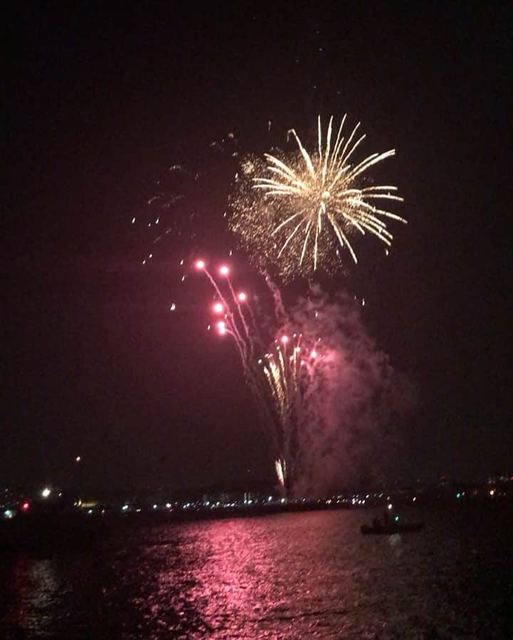 MAYUMIのインスタグラム：「#fireworks #花火 #Yokosuka #海」