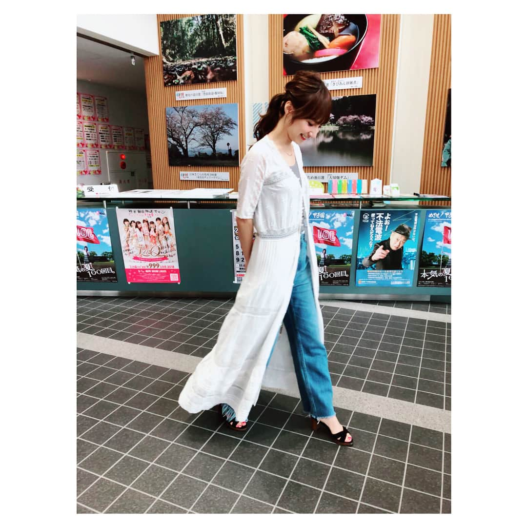 渕上彩夏さんのインスタグラム写真 - (渕上彩夏Instagram)「. こんばんは☺︎✨ . 久しぶりのくまパワプラス😊 . この可愛くておしゃれな白のヒラヒラをヒラヒラさせながらうろちょろしてみました！！笑✨ （このヒラヒラをなんと言っていいか分からなくて1日中考えてみたけどおしゃれなマントくらいしかでてこなかったので諦めました🙌🏻😬） . 明日はなんと、生まれて初めての化石発掘のロケに行ってきます🦖☀️ 子ども達と一緒なのですごく楽しみです👧🏻👦🏻♡ . 子ども達に負けないように、発掘しそうな子がいたら手伝うふりをして横取りをするくらいの気持ちで頑張ってきます👀✨😂 . #嘘たい🤗 #みんなでジュラシックパークに出てきそうな恐竜の化石見つけようね #あの巨大なかたつむりみたいなのでもいいね #たくさん飲み物飲んで頑張ろう #くまパワプラス #anerca  #KAB #熊本 #熊本よかとこ」8月4日 20時04分 - ayakafuchigami725