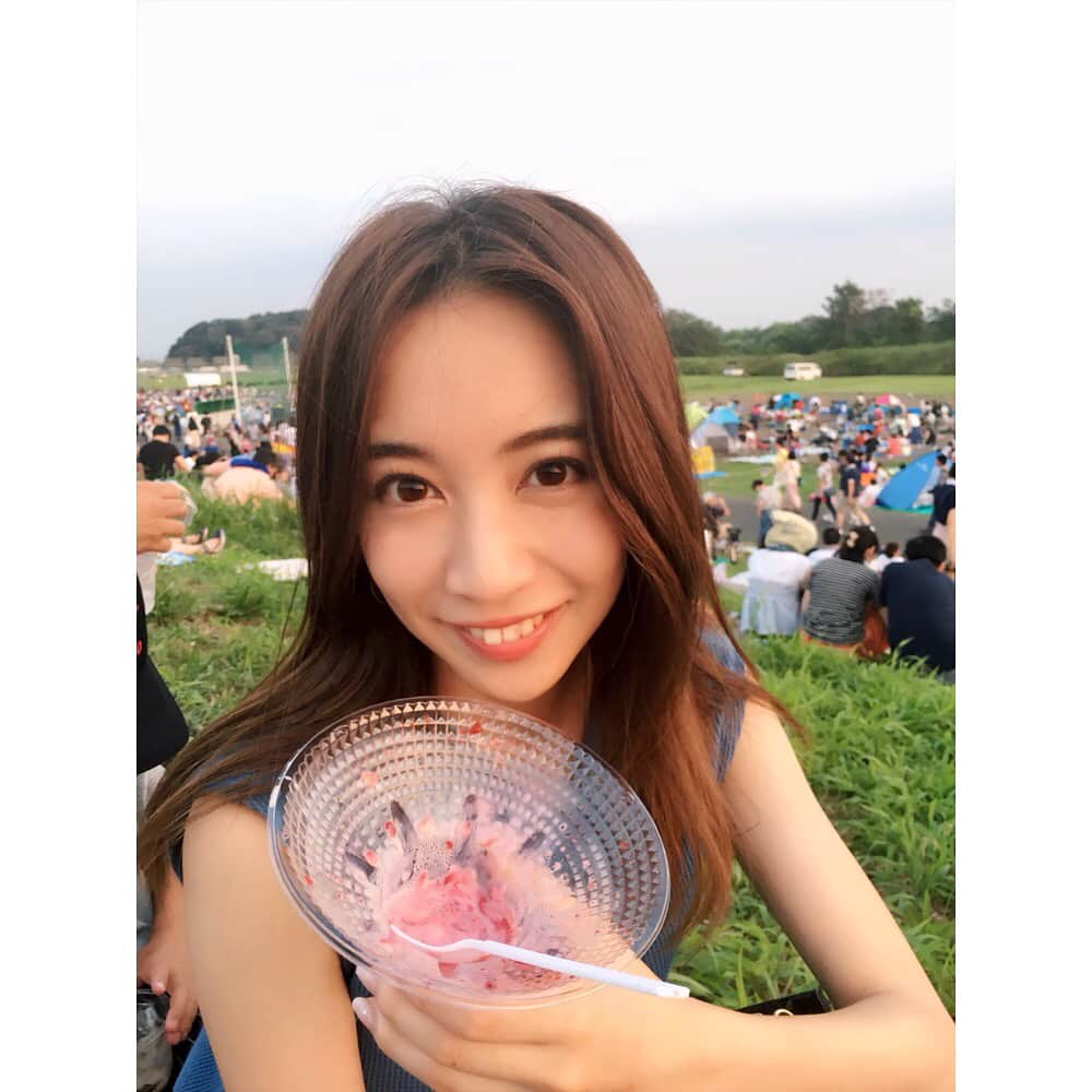 渡辺亜紗美さんのインスタグラム写真 - (渡辺亜紗美Instagram)「地元栃木の足利花火大会へ。2万発の花火が綺麗すぎた夏。 ・ ・ ・ そして今年も大好きないちごおり。(食べ終わり)  #渡辺亜紗美 #asamiwatanabe #栃木 #地元 #足利 #足利花火大会 #渡良瀬川 #花火 #祭り #いちごおり #🎆」8月4日 21時35分 - asami_w927