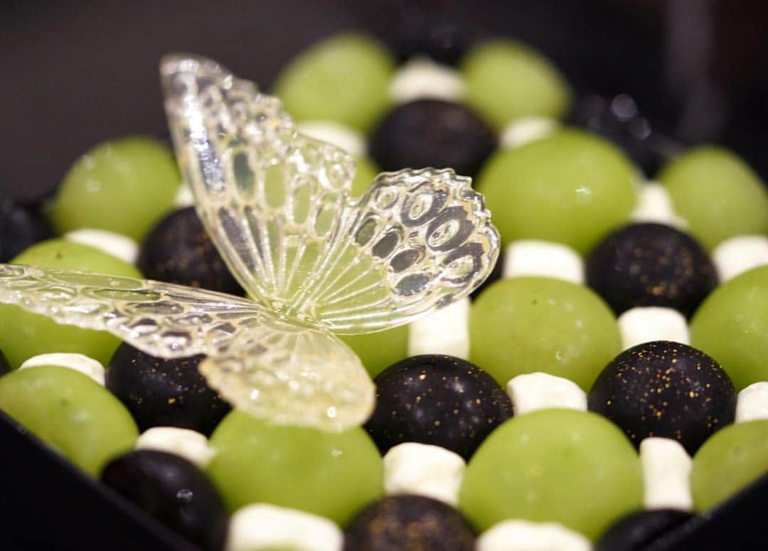 Japanese_Foodie ? Ray Kataokaのインスタグラム：「Fleurs d’été（フルール・ド・エテ）ブトン #été #エテ #美味しい #シャインマスカット #ナガノパープル #ごちそうさまです」